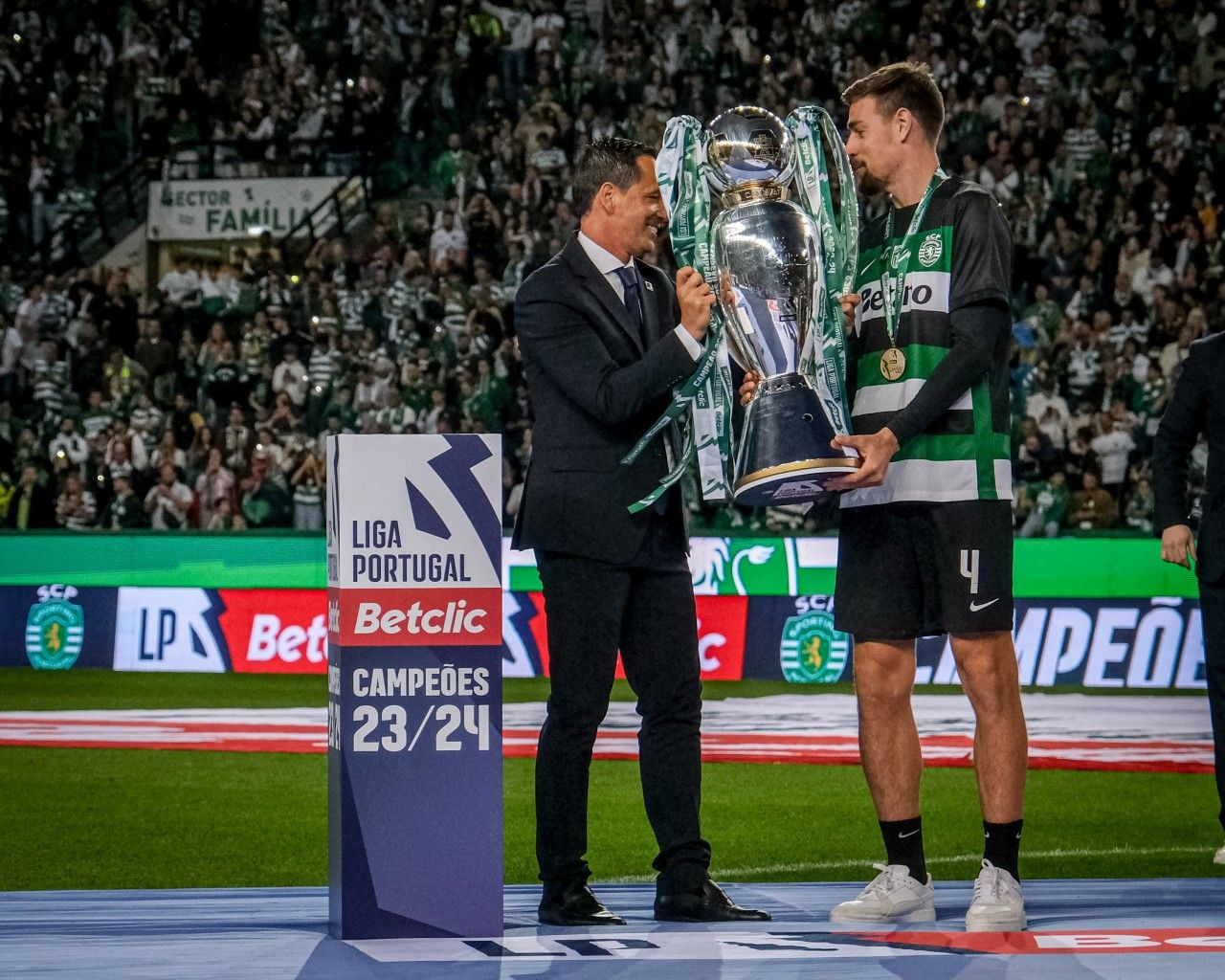 Pedro Proença entregou o troféu da Liga Portugal Betclic ao Sporting CP