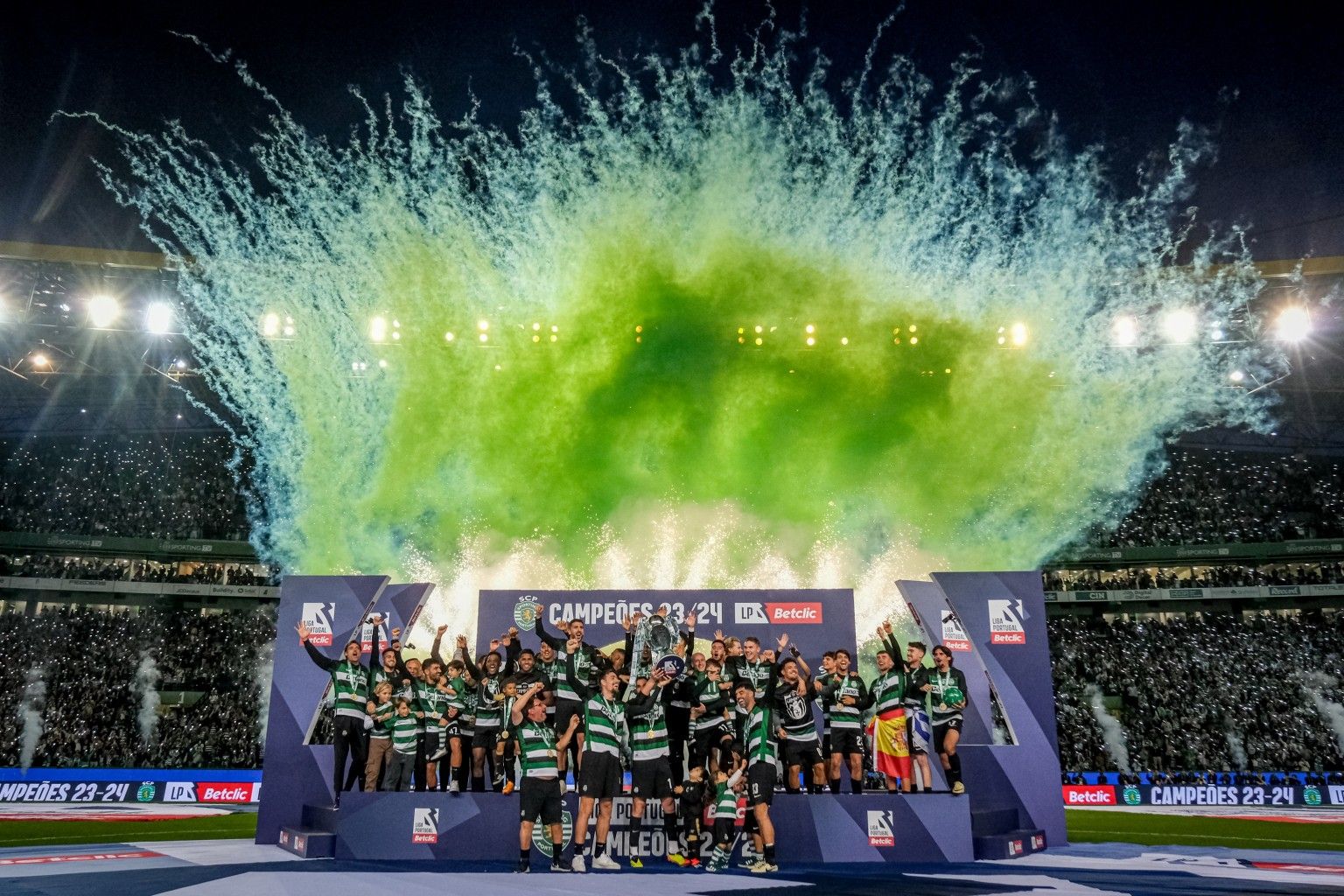 Pedro Proença entregou o troféu da Liga Portugal Betclic ao Sporting CP