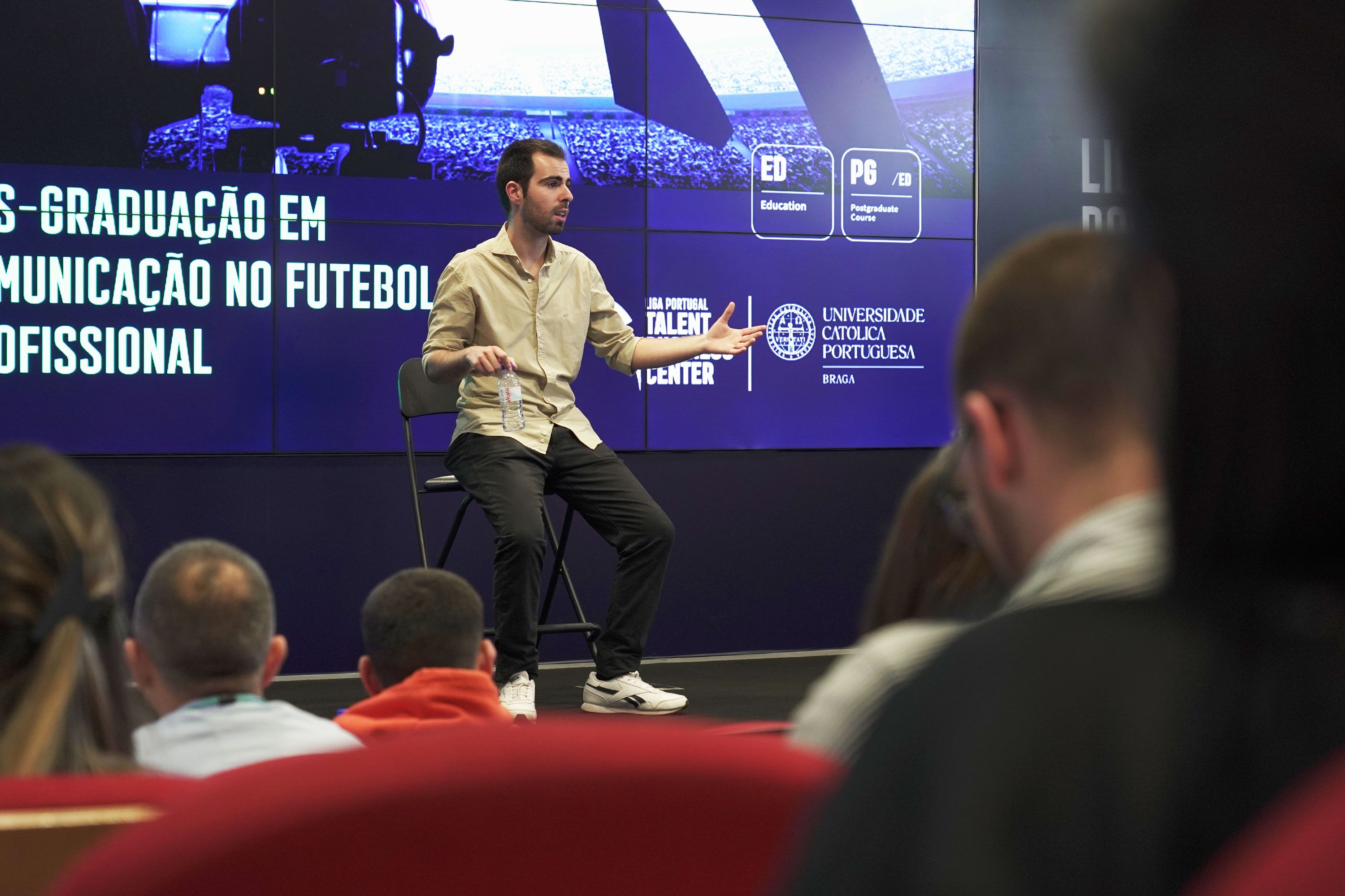 "Comunicação no Futebol Profissional" aborda o comentário desportivo