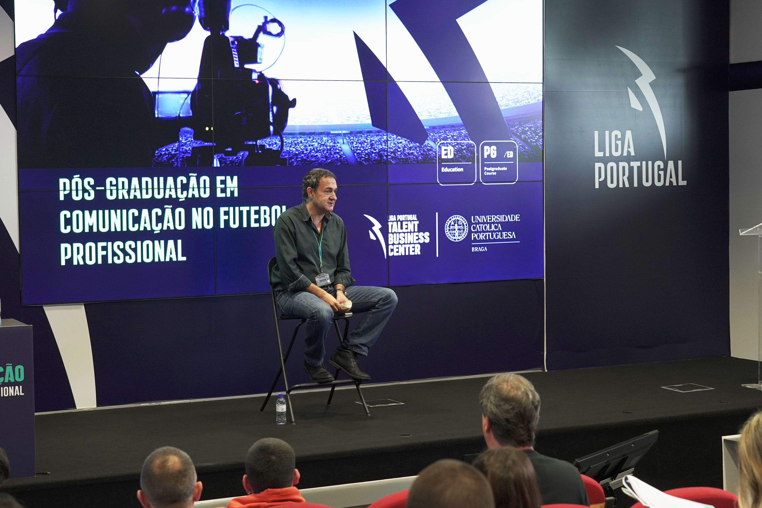 "Comunicação no Futebol Profissional" aborda o comentário desportivo