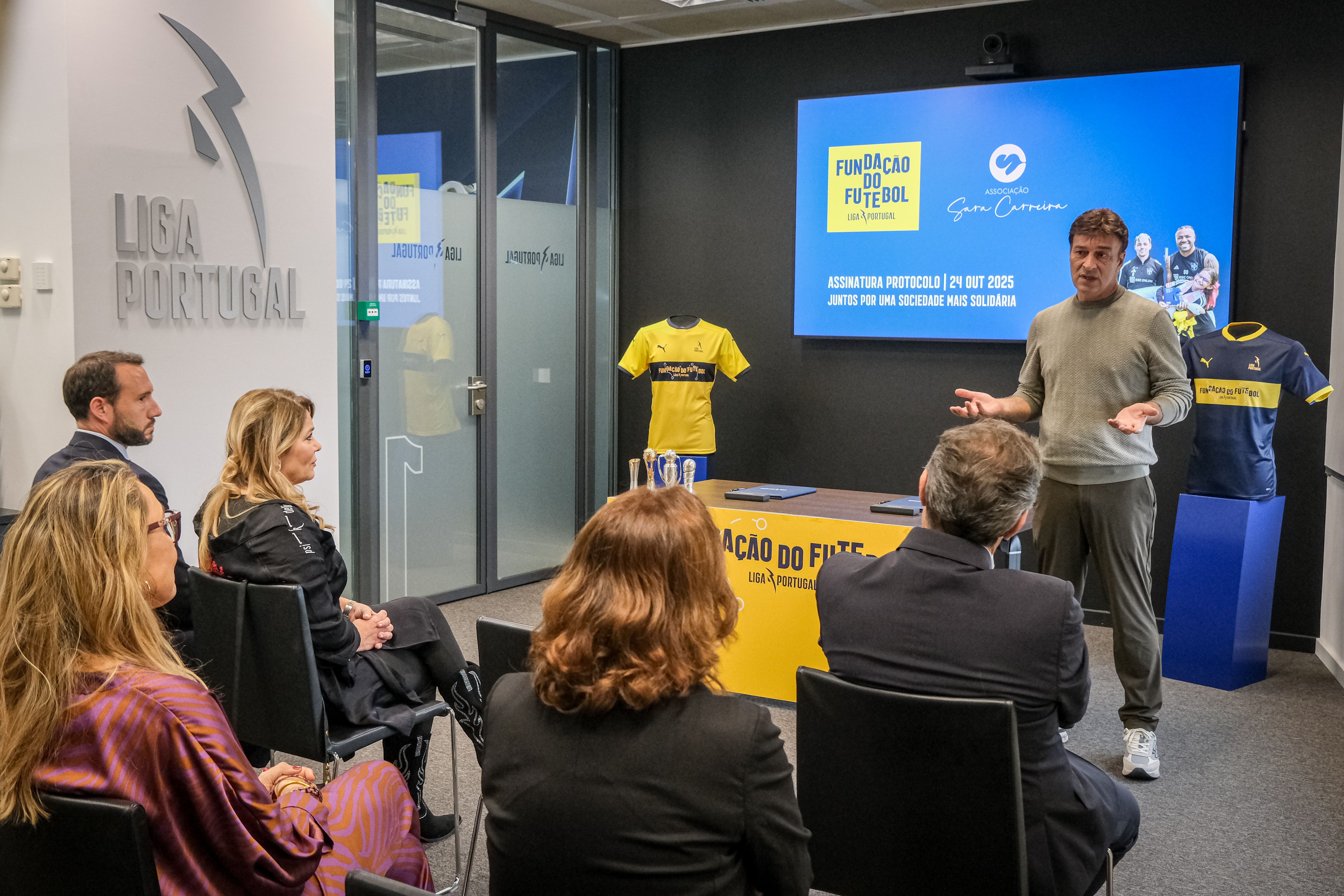 Protocolo assinado entre Fundação do Futebol e Associação Sara Carreira
