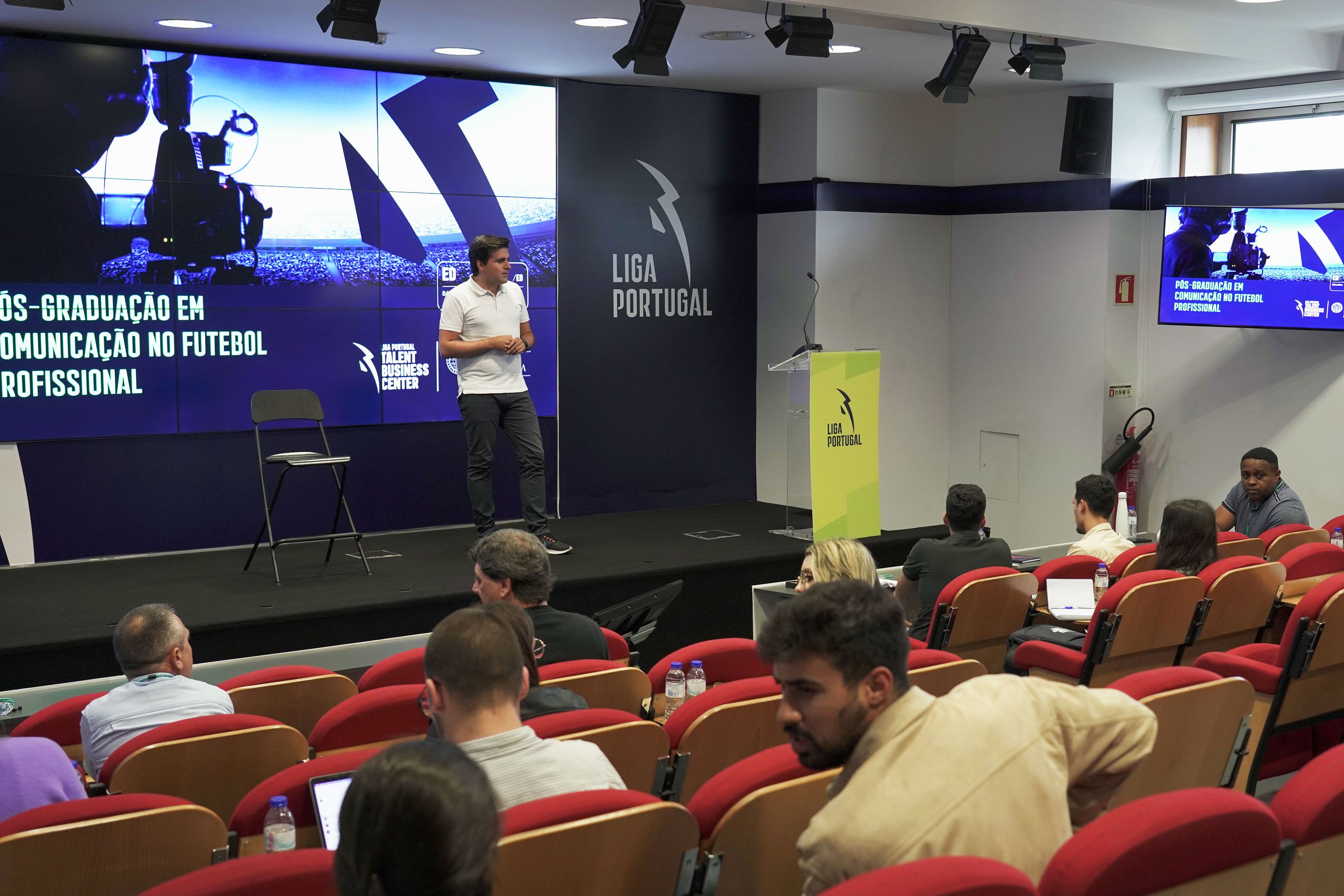 "Comunicação no Futebol Profissional" aborda o comentário desportivo