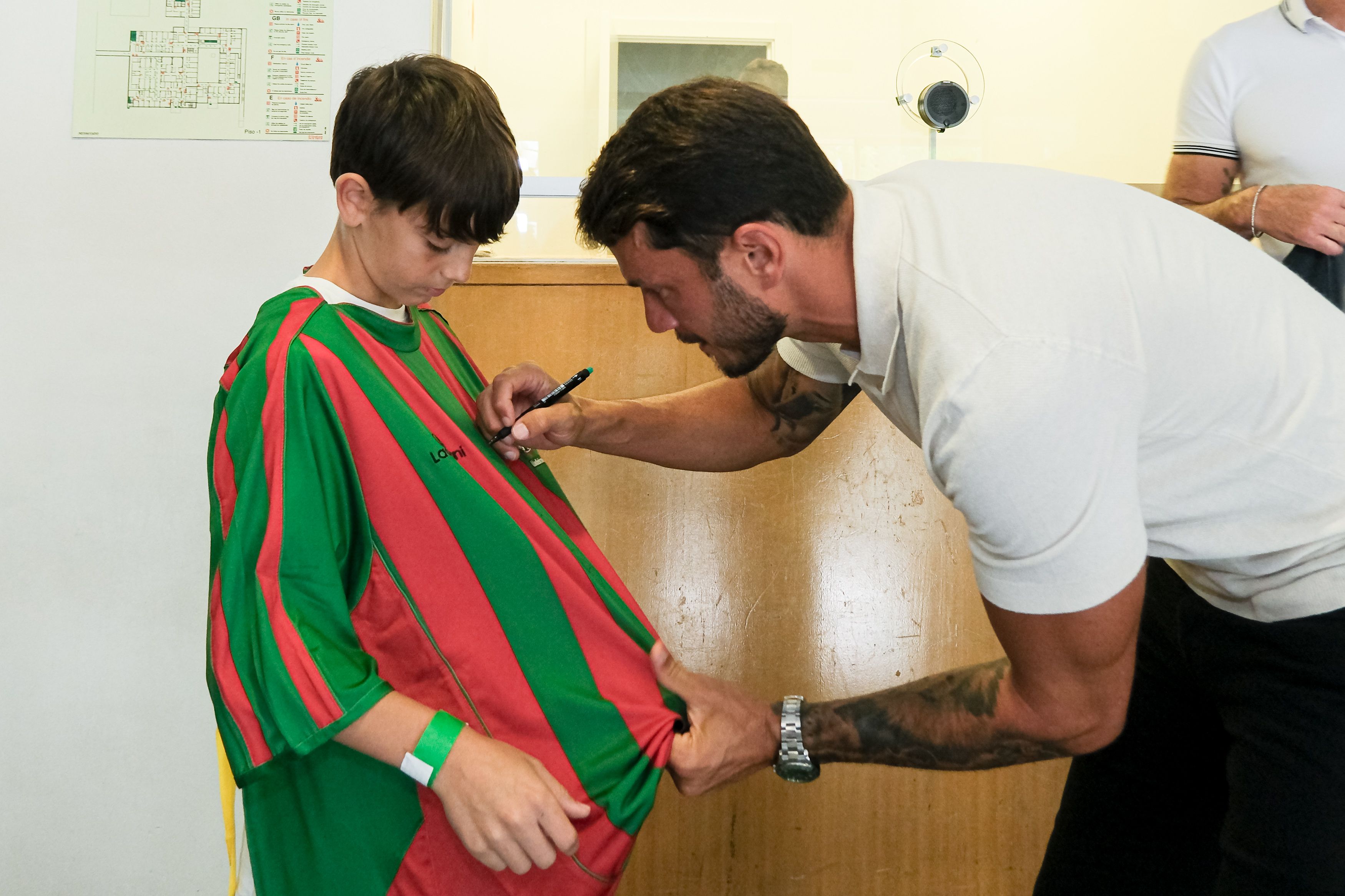 “Esta Bata Tem Poderes” levou a magia do futebol ao Hospital de S. Francisco Xavier