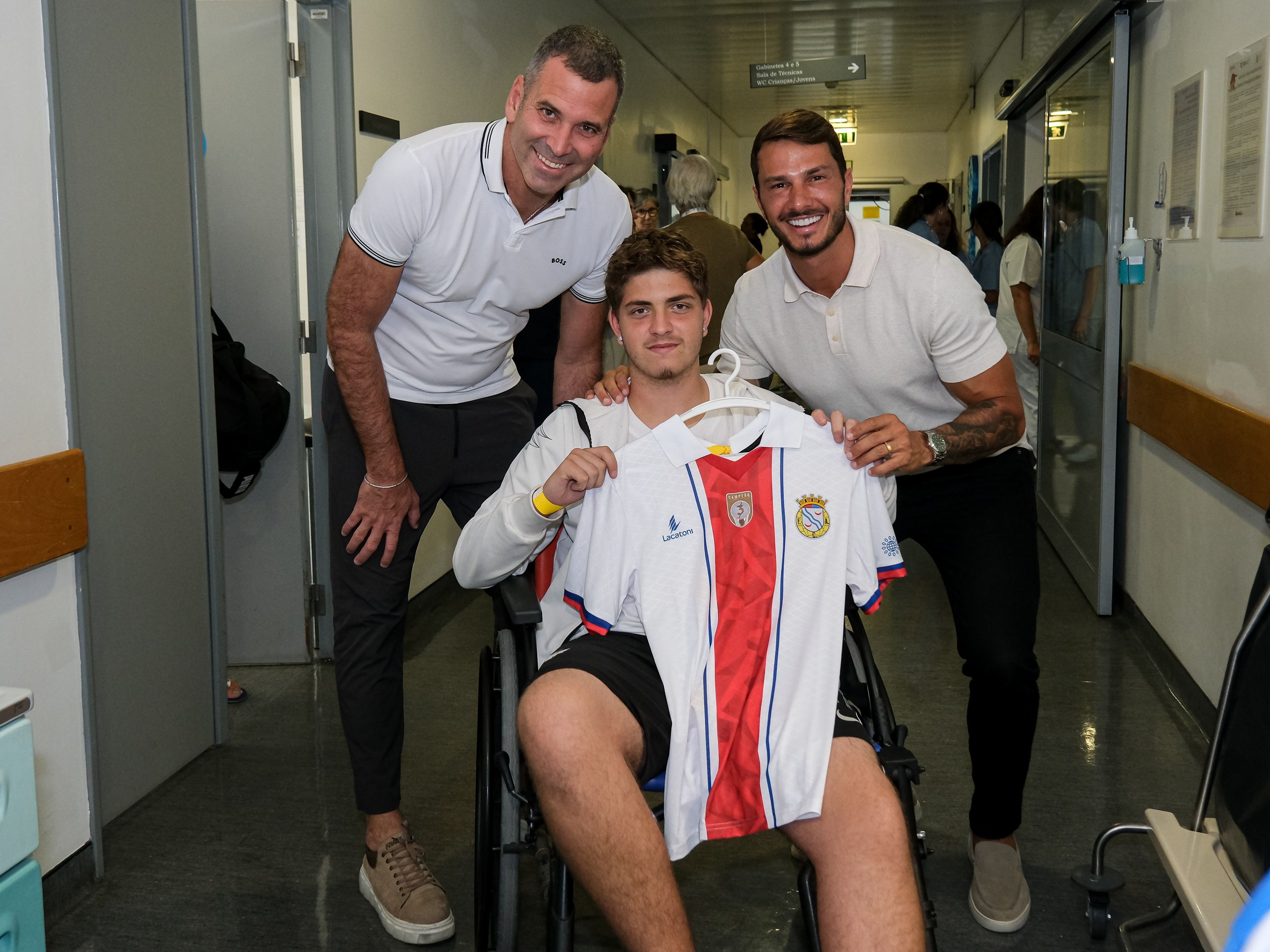 “Esta Bata Tem Poderes” levou a magia do futebol ao Hospital de S. Francisco Xavier