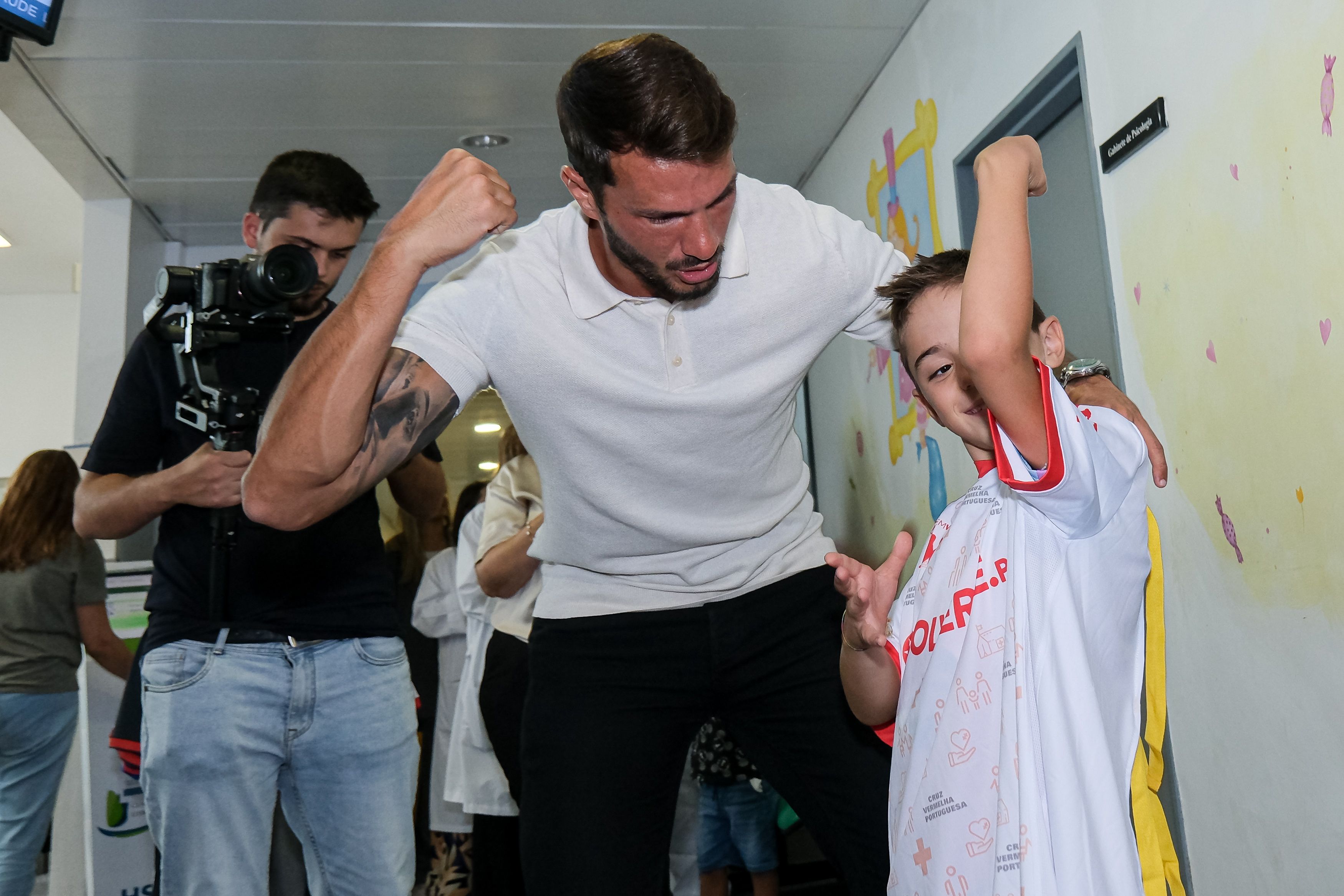 “Esta Bata Tem Poderes” levou a magia do futebol ao Hospital de S. Francisco Xavier