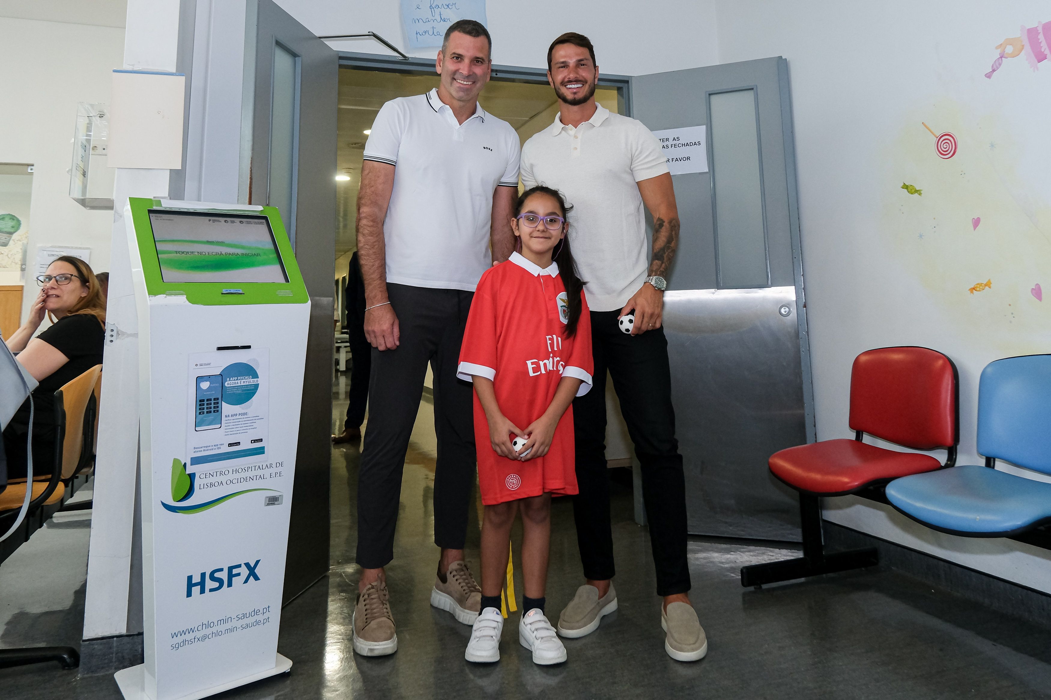 “Esta Bata Tem Poderes” levou a magia do futebol ao Hospital de S. Francisco Xavier
