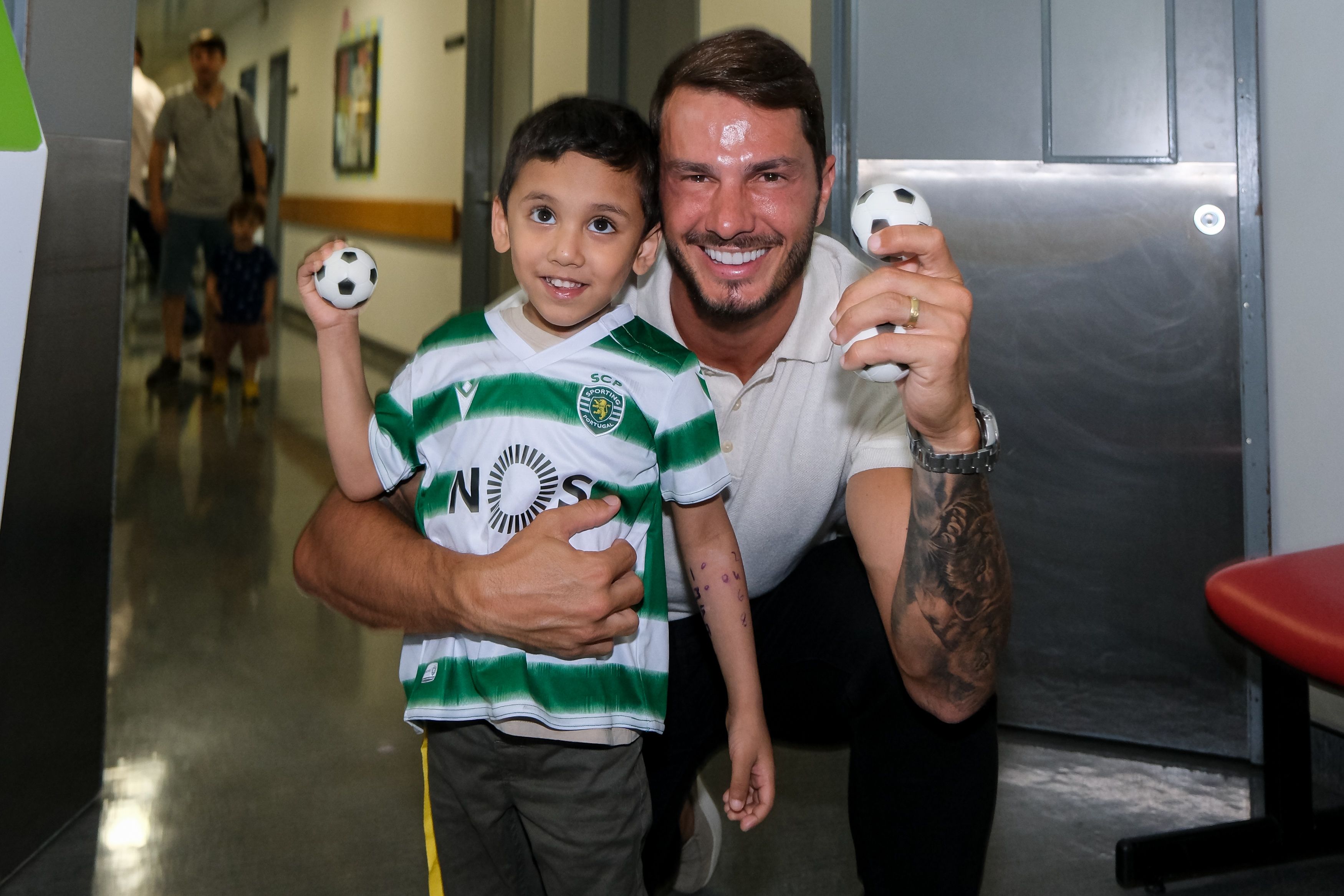 “Esta Bata Tem Poderes” levou a magia do futebol ao Hospital de S. Francisco Xavier