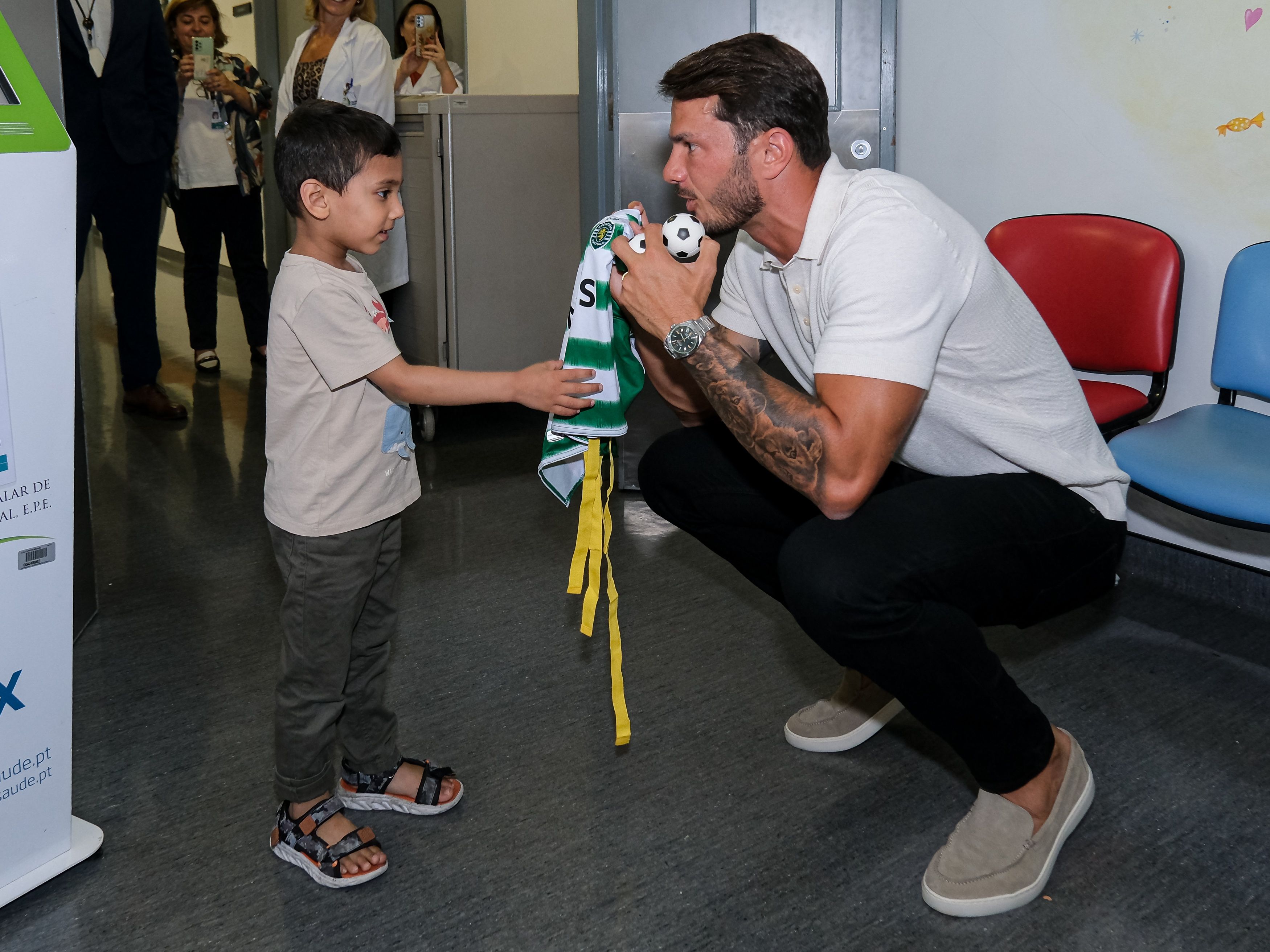 “Esta Bata Tem Poderes” levou a magia do futebol ao Hospital de S. Francisco Xavier
