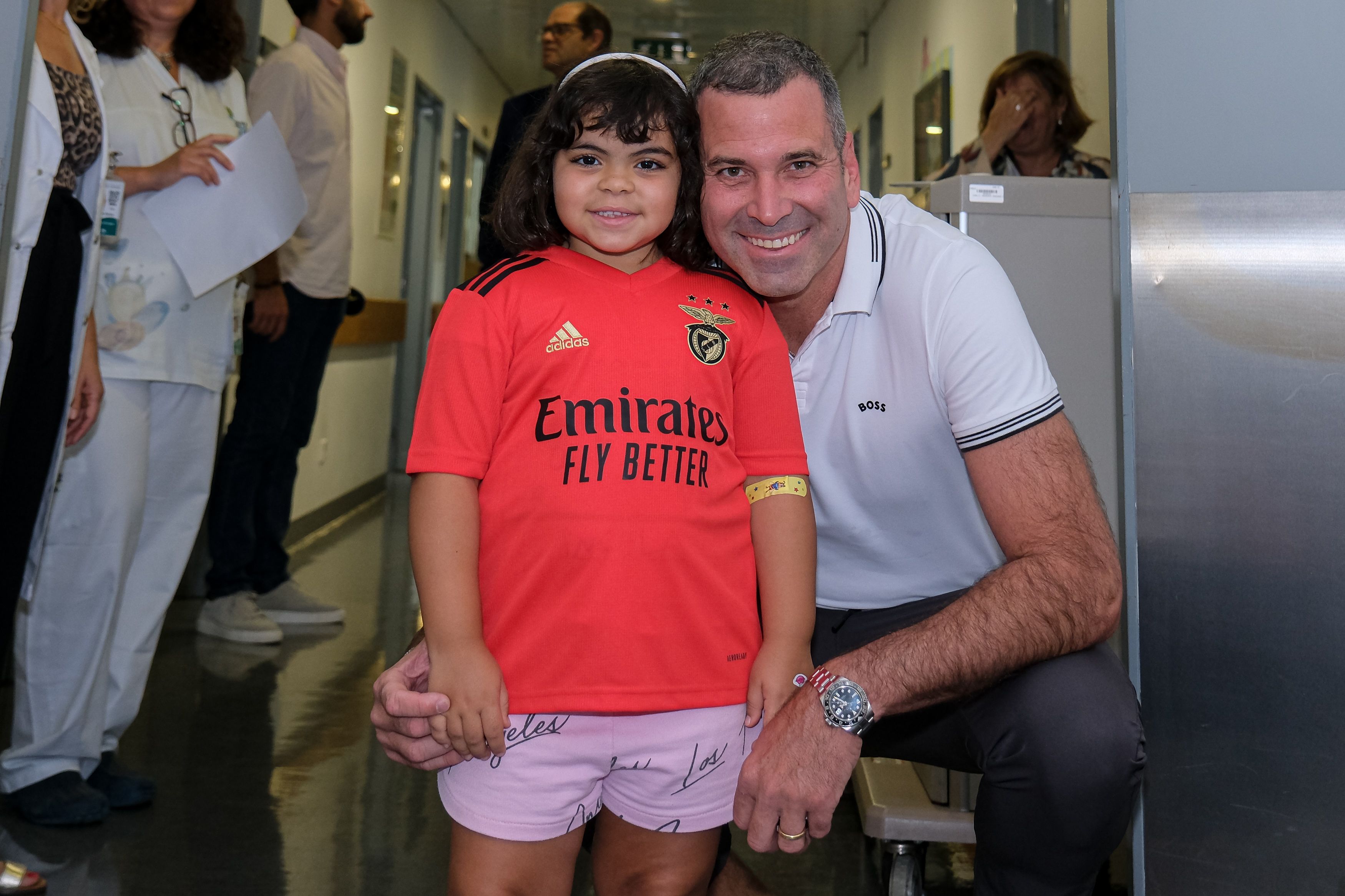 “Esta Bata Tem Poderes” levou a magia do futebol ao Hospital de S. Francisco Xavier