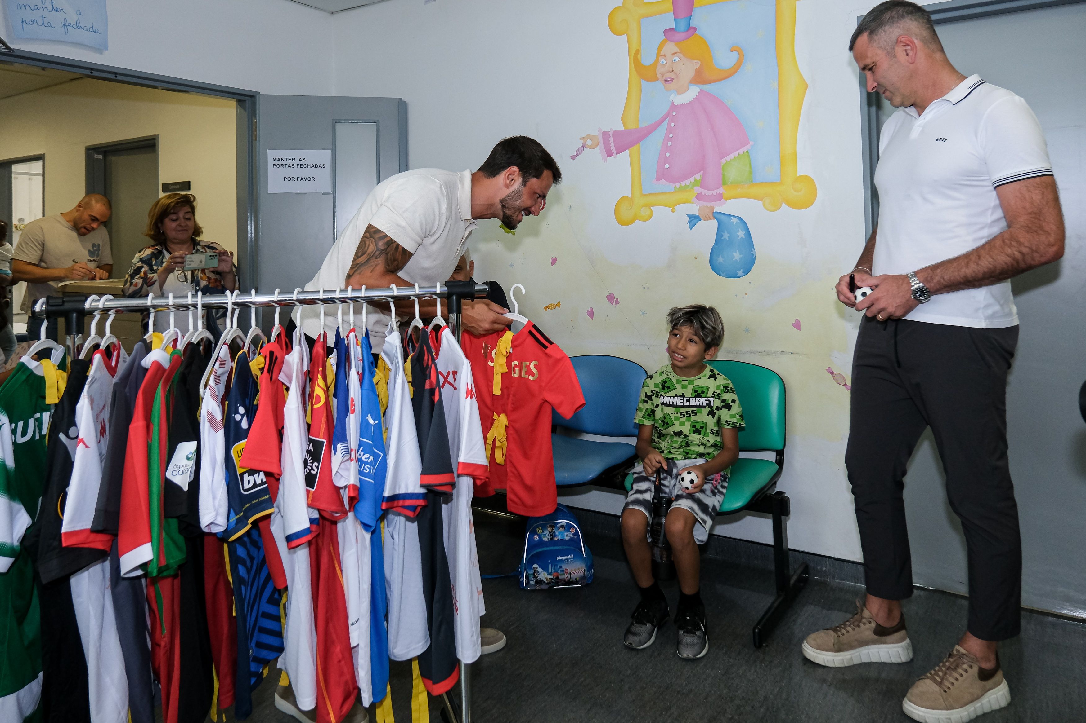 “Esta Bata Tem Poderes” levou a magia do futebol ao Hospital de S. Francisco Xavier