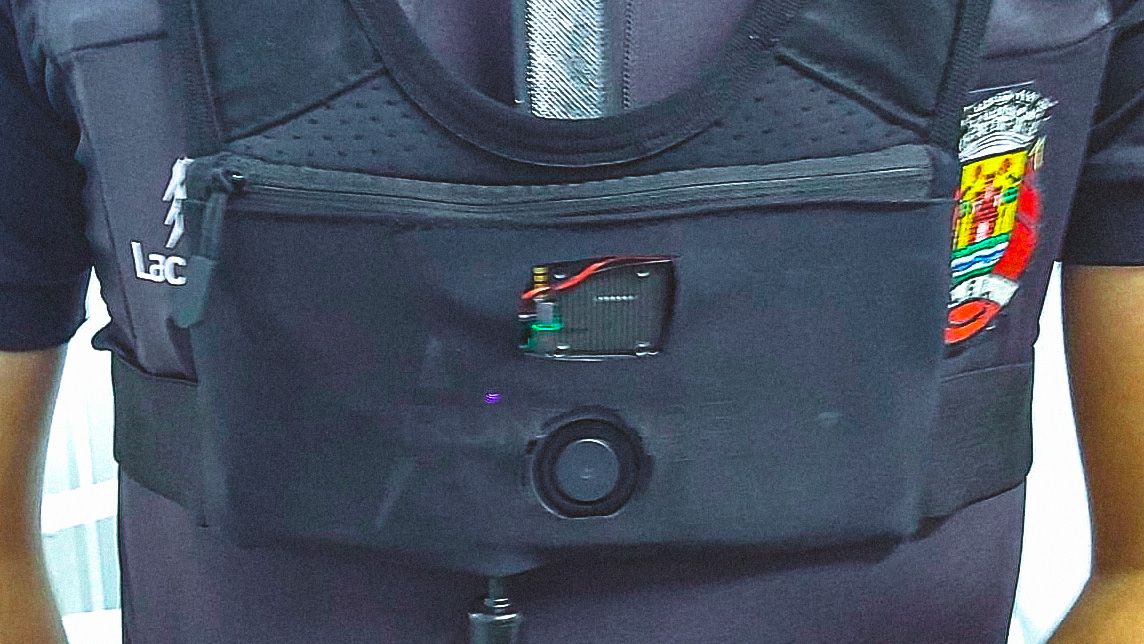 Árbitro con bodycam en un campo de fútbol
