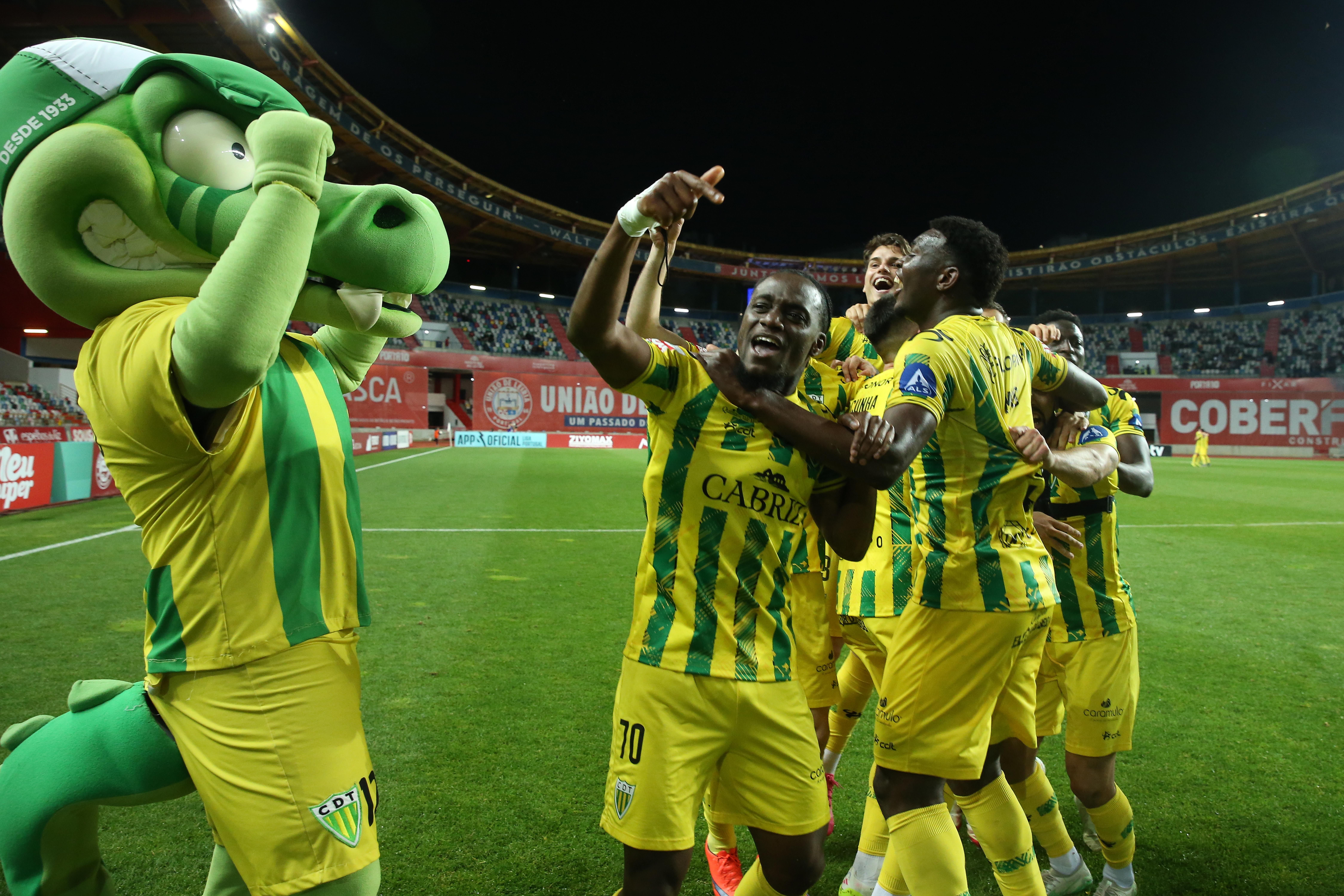 CD Tondela ergue o troféu da Liga Portugal 2 Meu Super