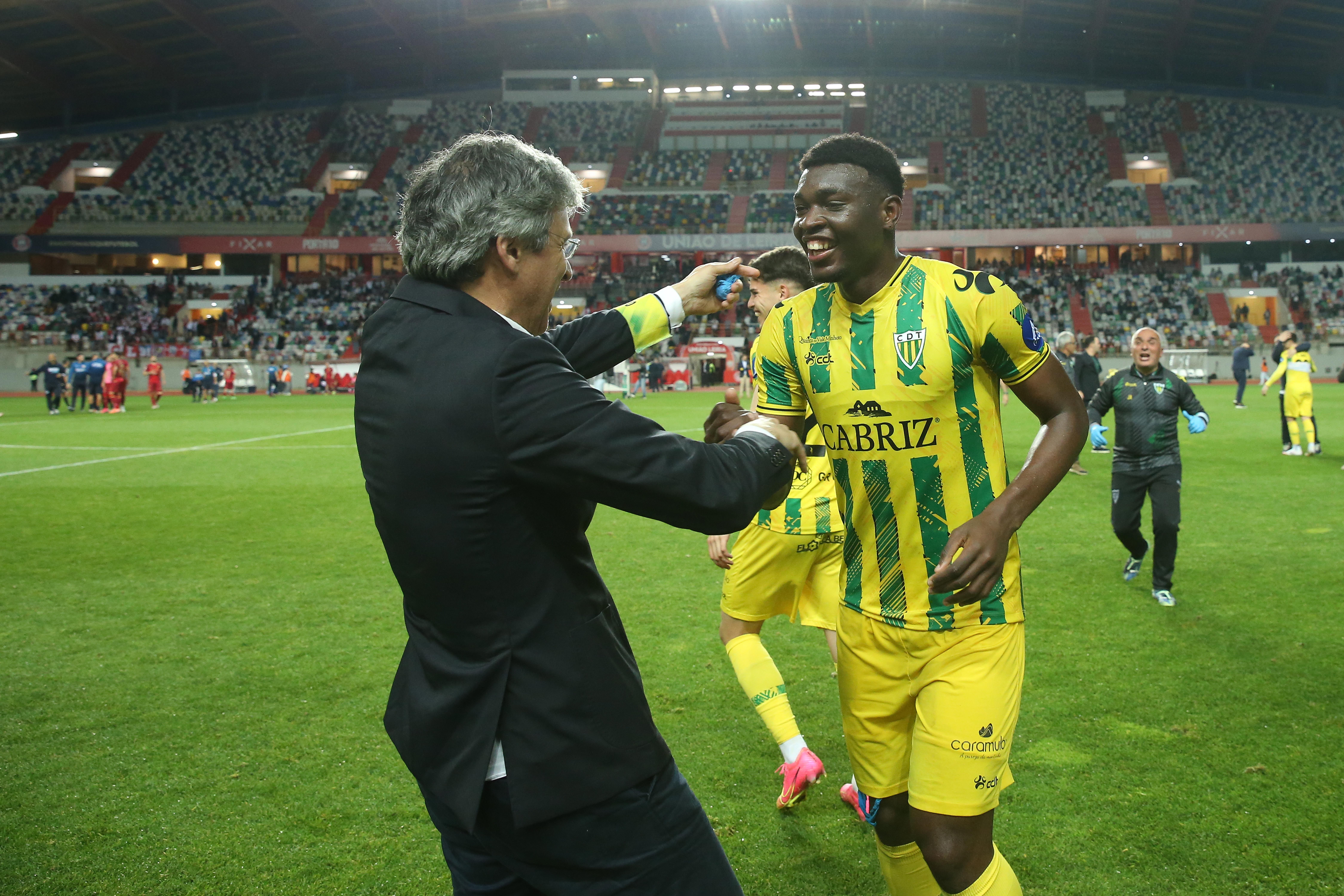 CD Tondela ergue o troféu da Liga Portugal 2 Meu Super