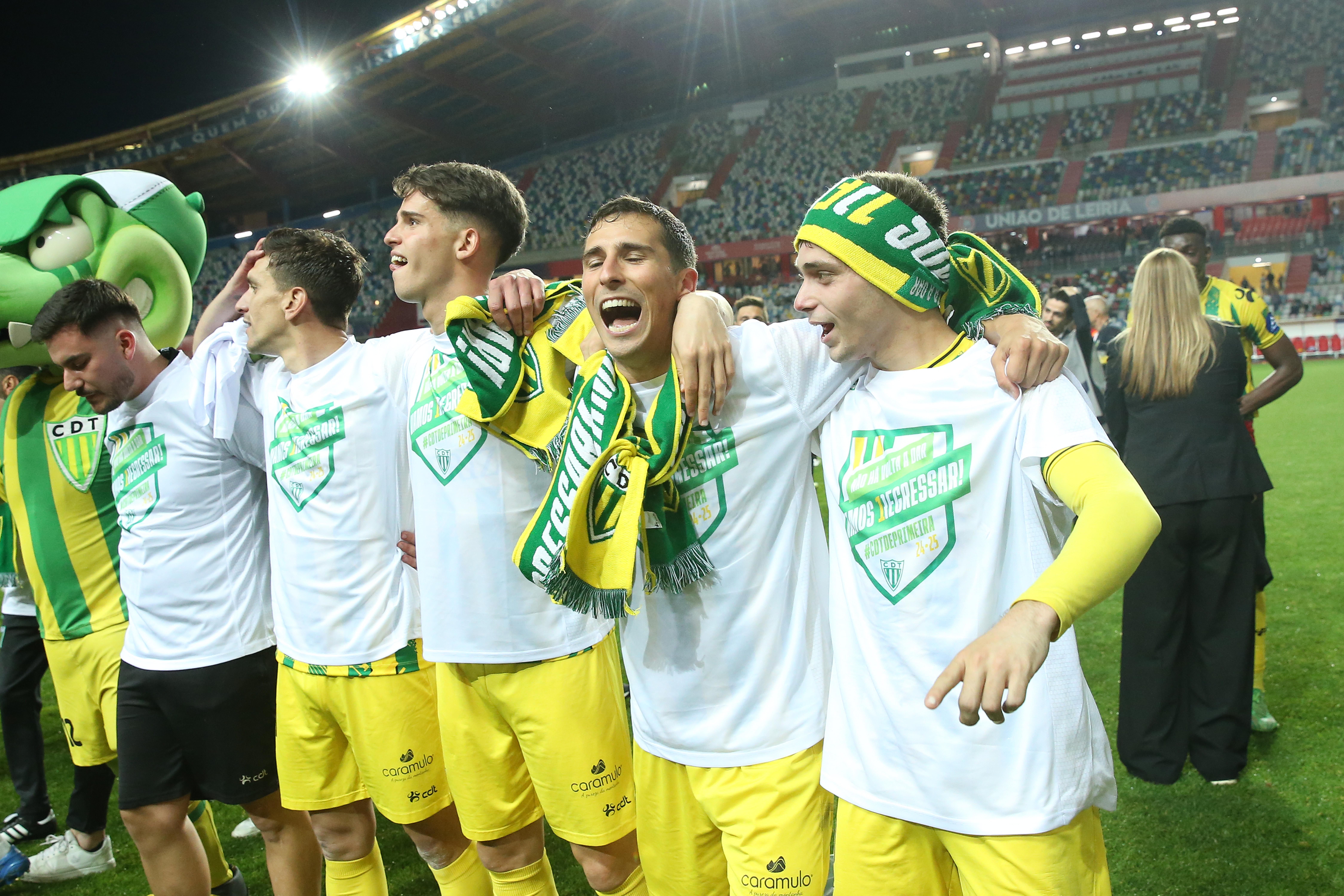 CD Tondela ergue o troféu da Liga Portugal 2 Meu Super