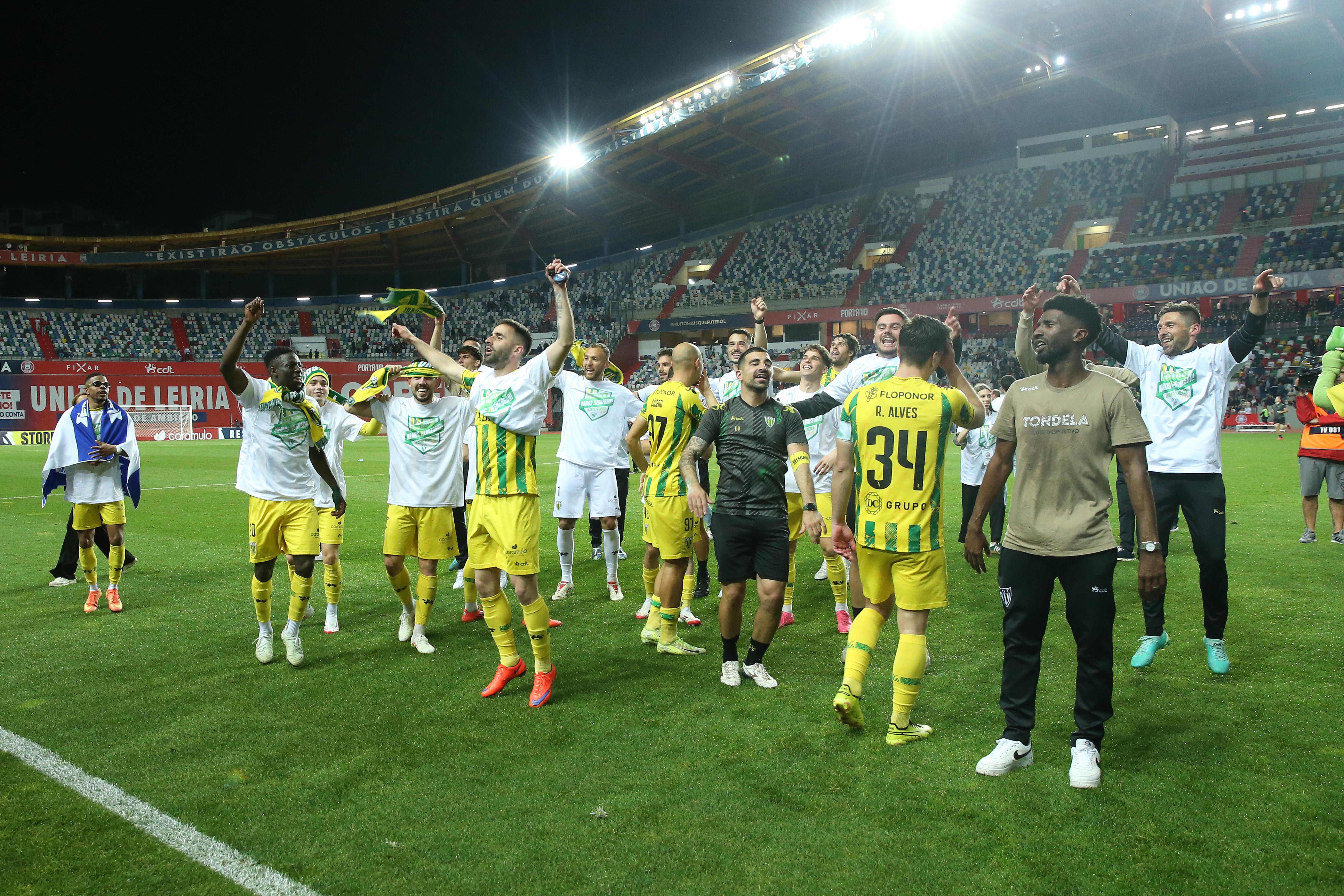 CD Tondela ergue o troféu da Liga Portugal 2 Meu Super