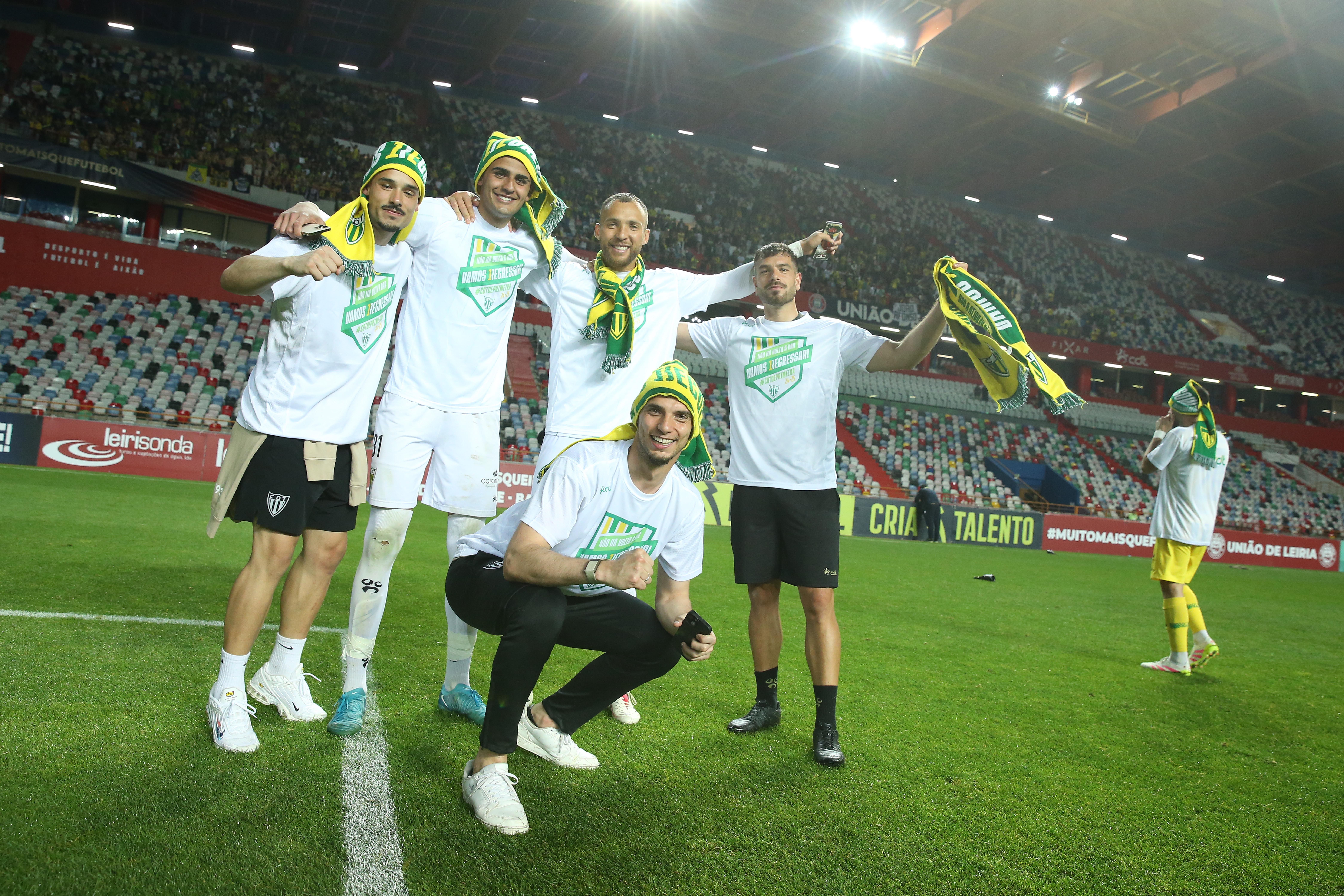 CD Tondela ergue o troféu da Liga Portugal 2 Meu Super