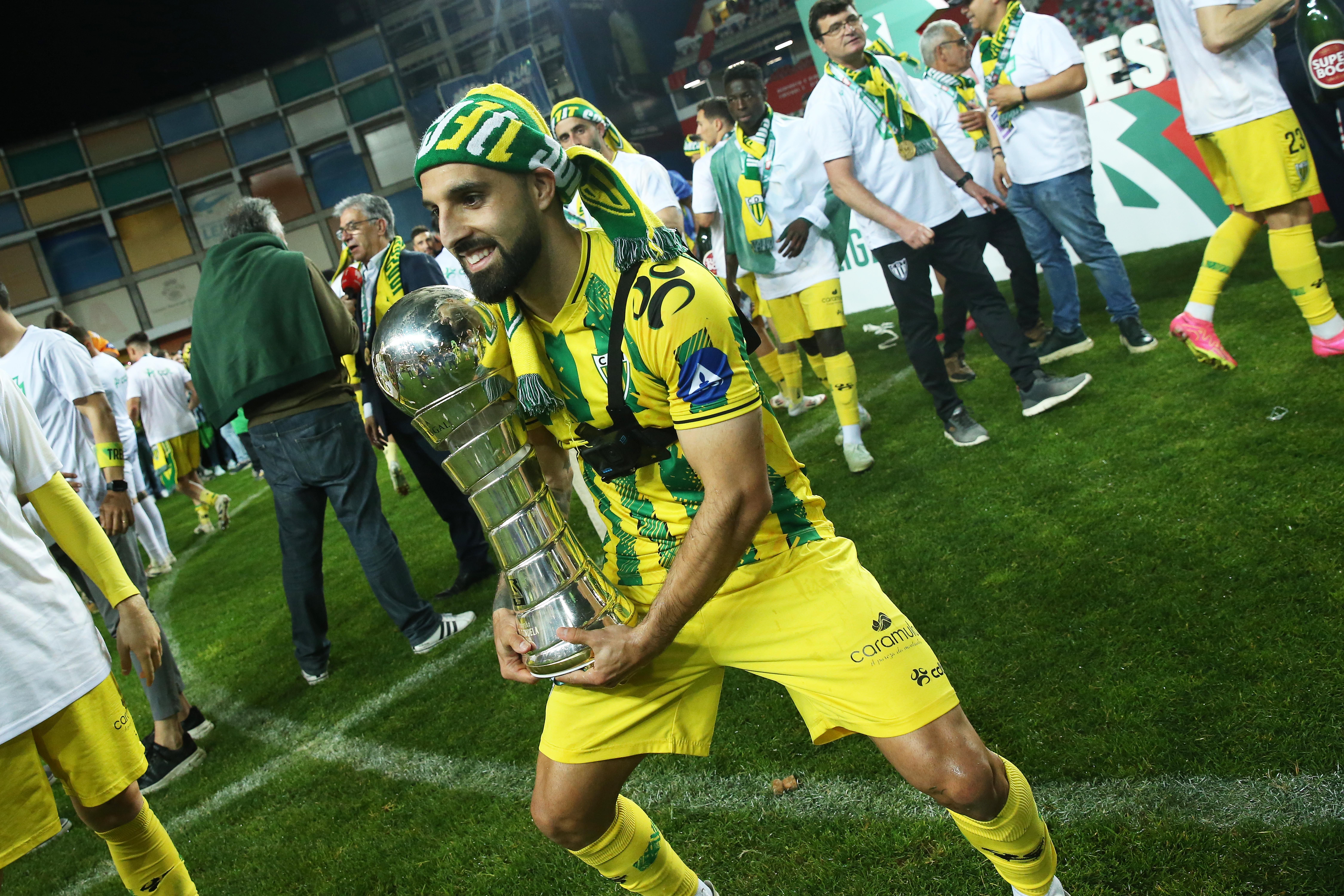 CD Tondela ergue o troféu da Liga Portugal 2 Meu Super