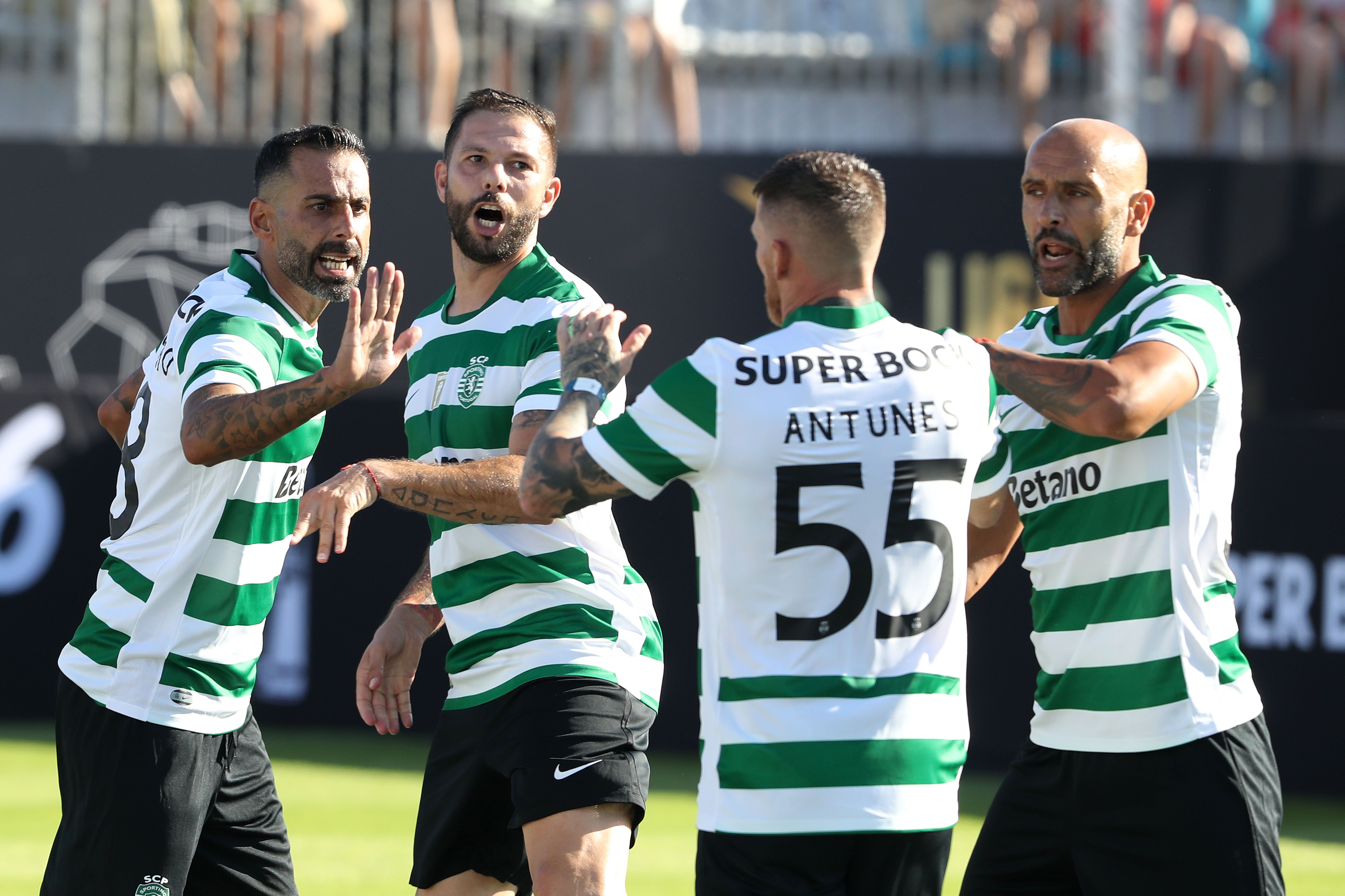 Adeptos em força na Nazaré: as fotos do segundo dia do Liga Portugal Legends