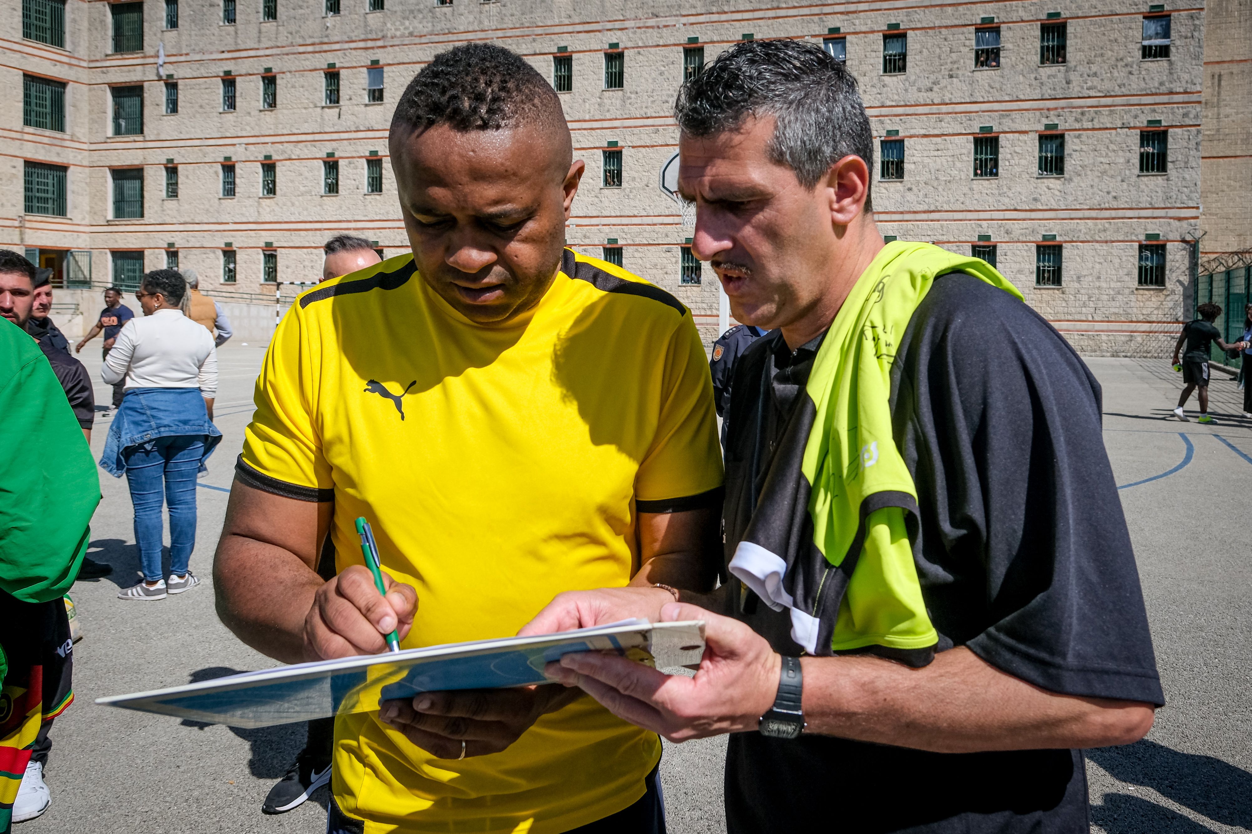 Iniciativa “Futebol sem Muros” leva Embaixadores da Liga Portugal ao Estabelecimento Prisional da Carregueira