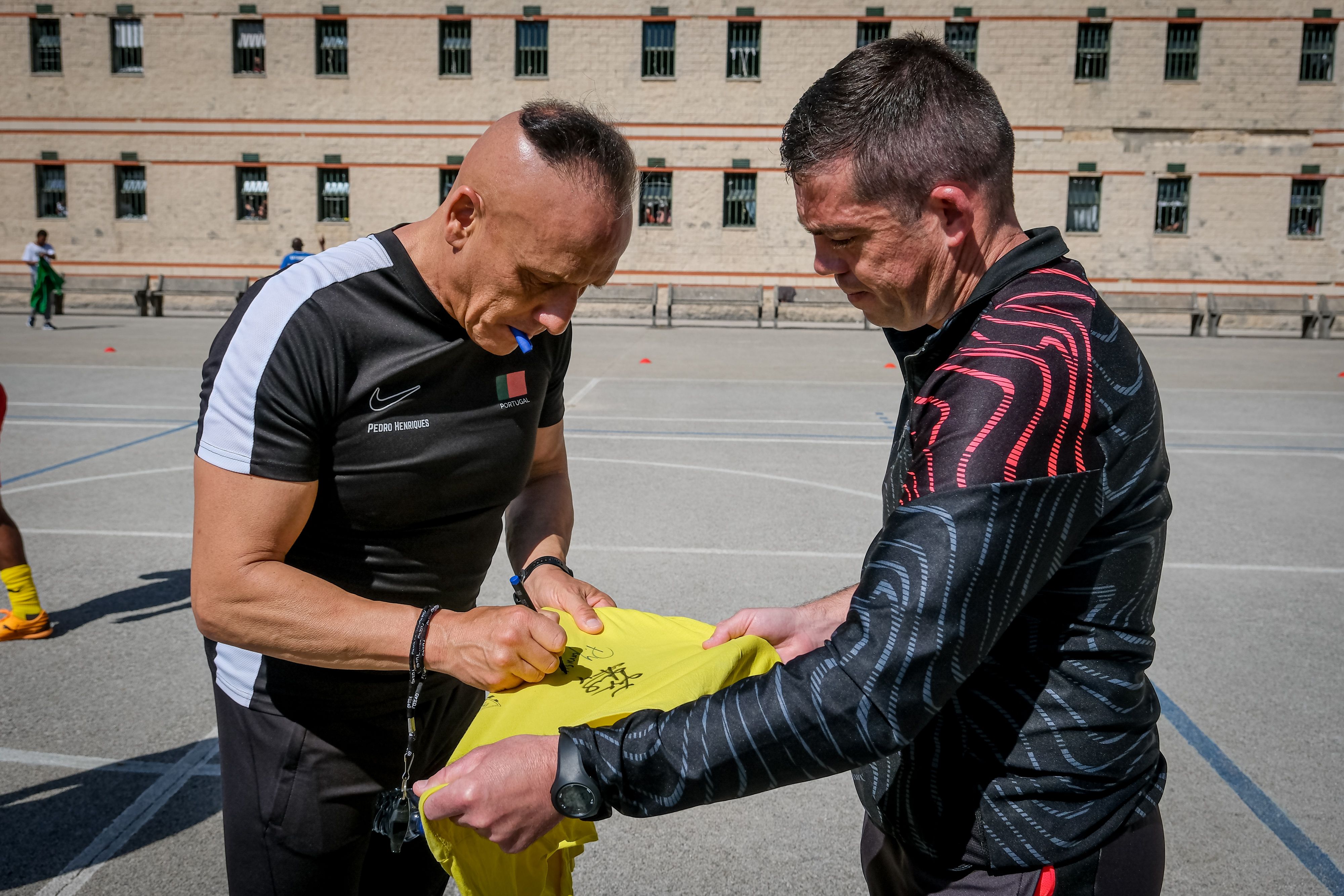 Iniciativa “Futebol sem Muros” leva Embaixadores da Liga Portugal ao Estabelecimento Prisional da Carregueira