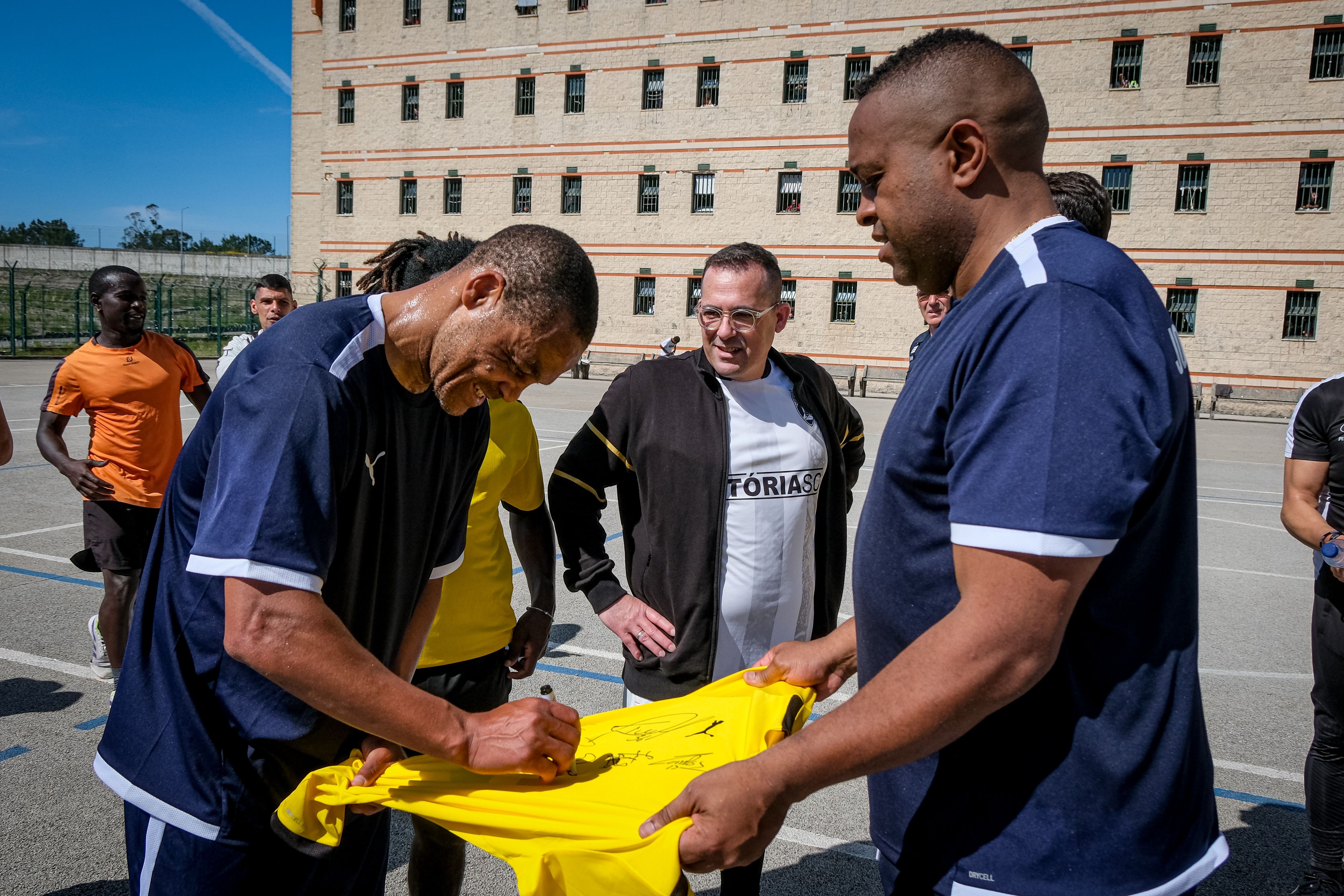Iniciativa “Futebol sem Muros” leva Embaixadores da Liga Portugal ao Estabelecimento Prisional da Carregueira