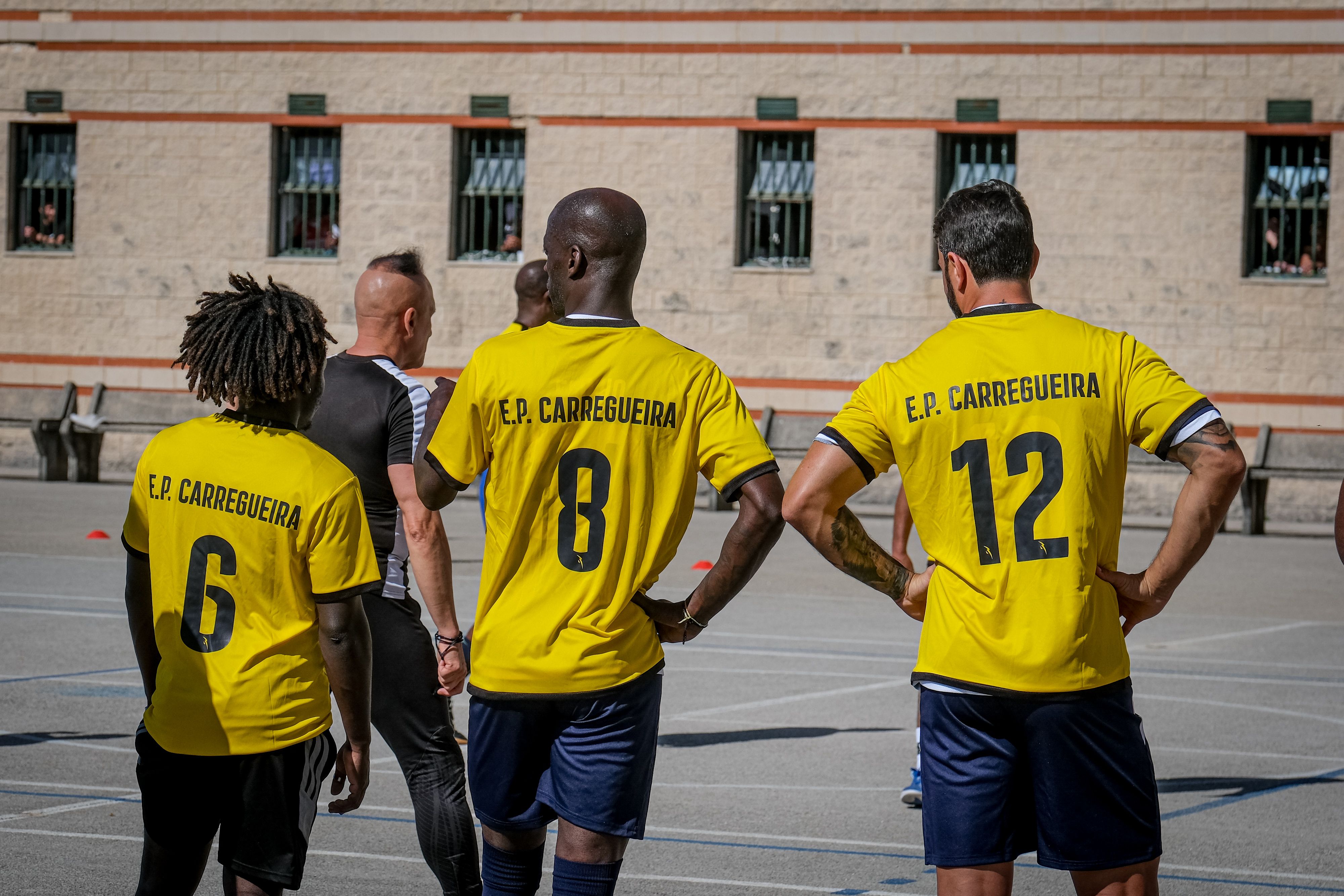 Iniciativa “Futebol sem Muros” leva Embaixadores da Liga Portugal ao Estabelecimento Prisional da Carregueira