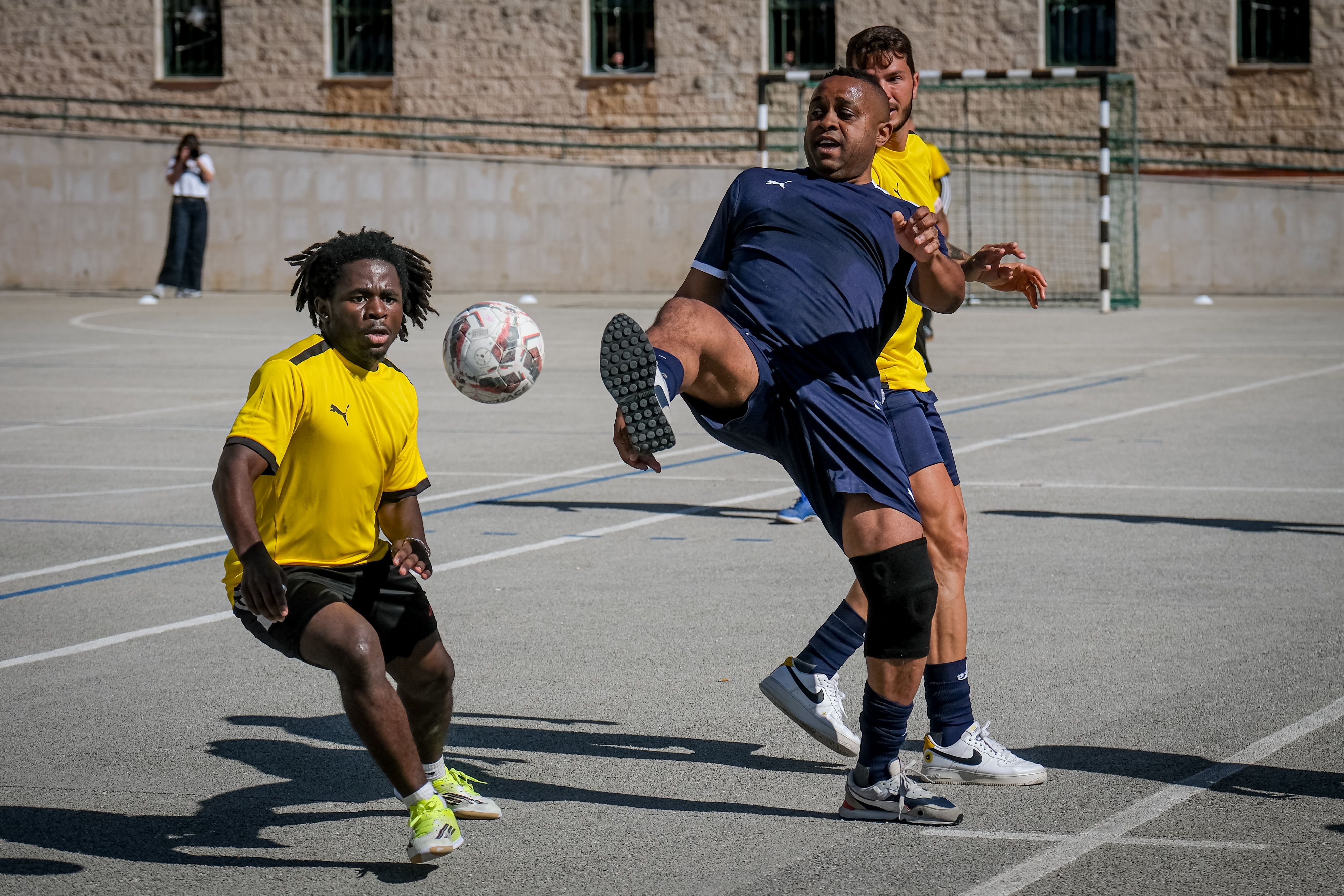 Iniciativa “Futebol sem Muros” leva Embaixadores da Liga Portugal ao Estabelecimento Prisional da Carregueira