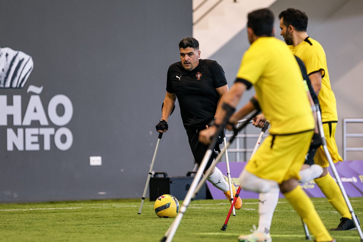 Jogo de futebol para amputados no arranque do segundo dia do Allianz CUP Weekend
