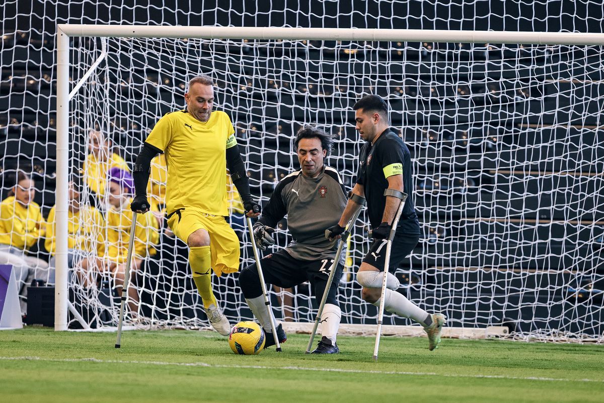 Jogo de futebol para amputados no arranque do segundo dia do Allianz CUP Weekend