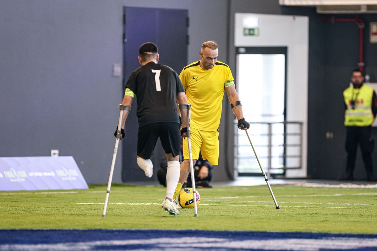 Jogo de futebol para amputados no arranque do segundo dia do Allianz CUP Weekend