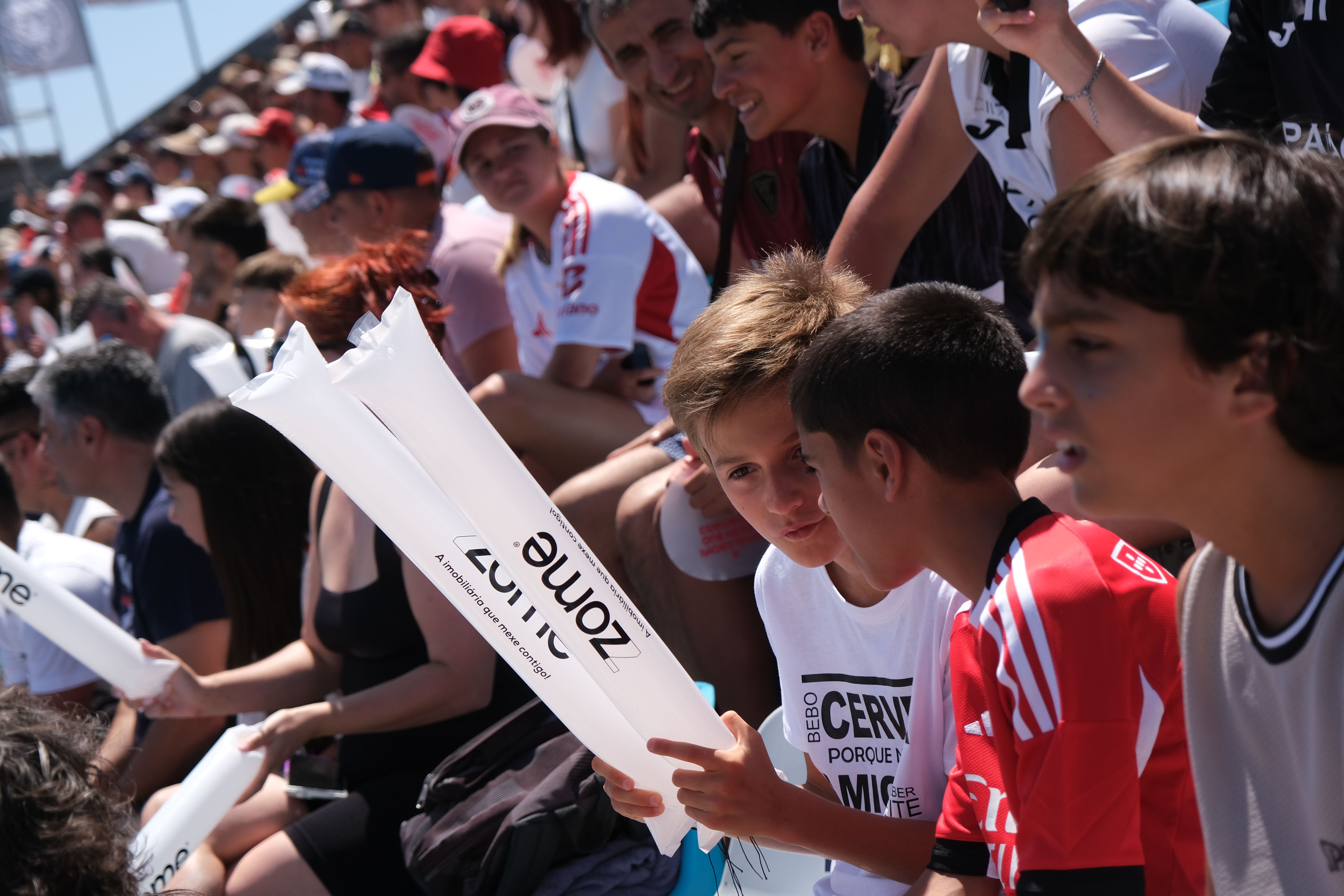 Adeptos em força na Nazaré: as fotos do segundo dia do Liga Portugal Legends