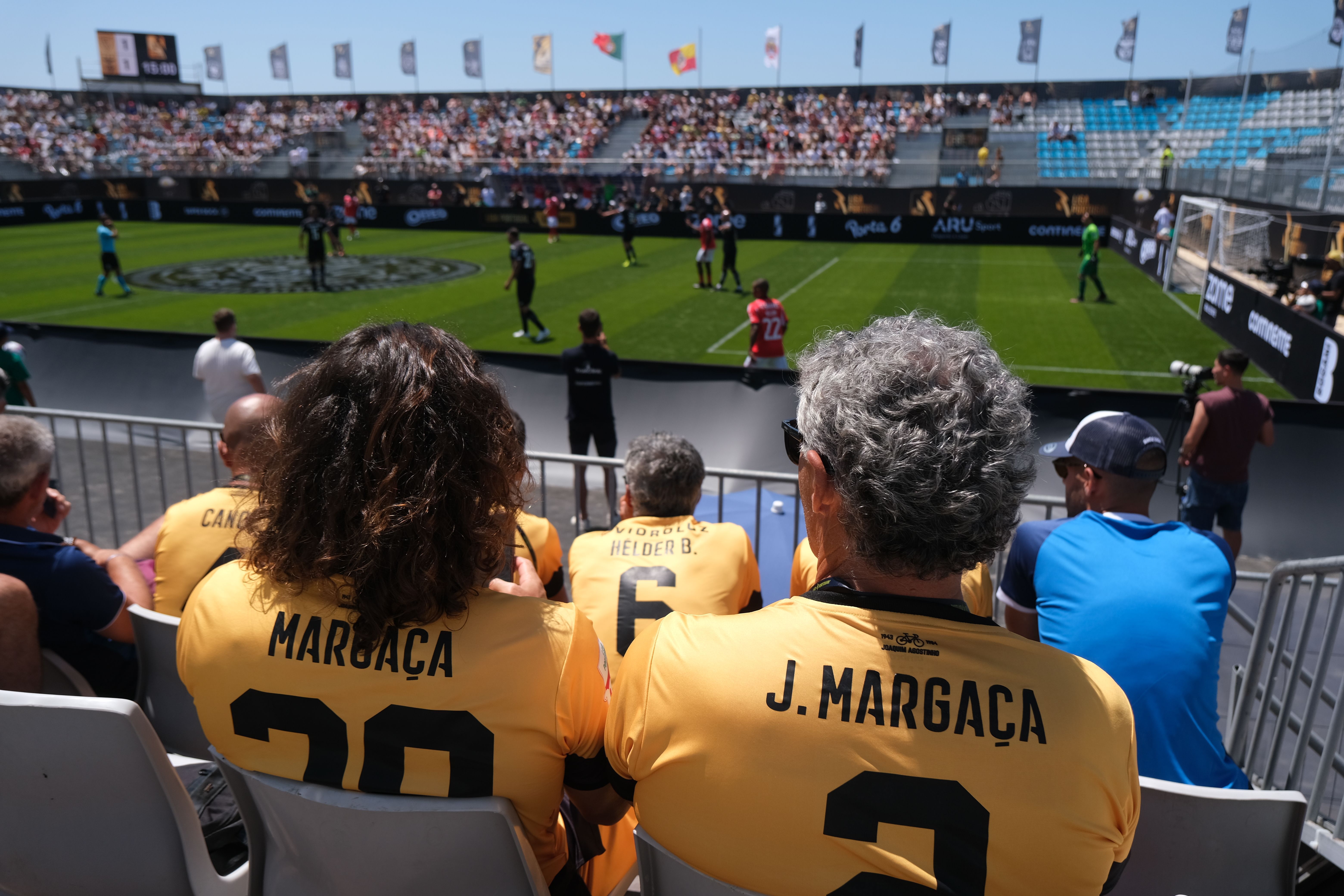 Adeptos em força na Nazaré: as fotos do segundo dia do Liga Portugal Legends
