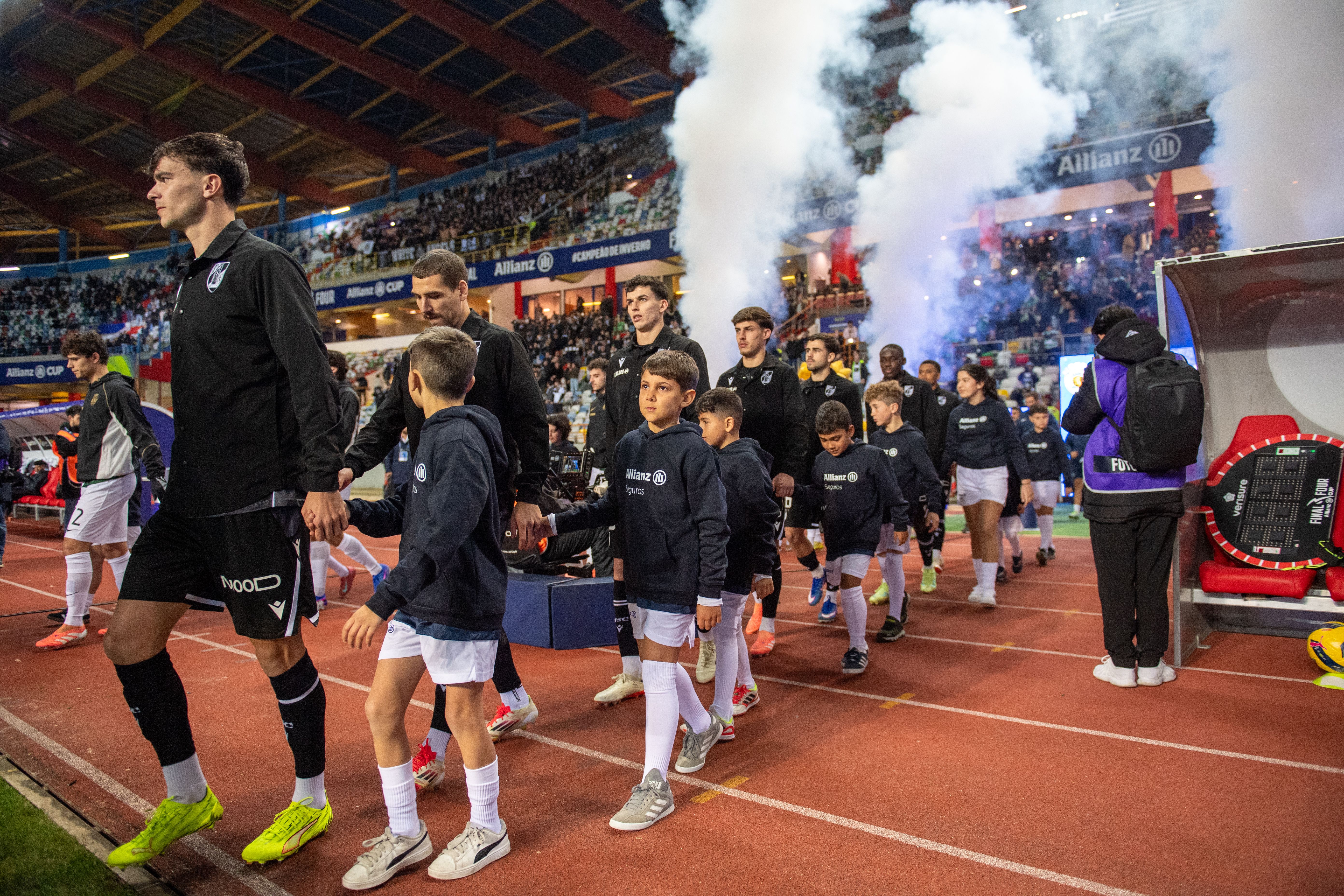 Crianças acompanham Sporting CP e Vitória SC na entrada em campo