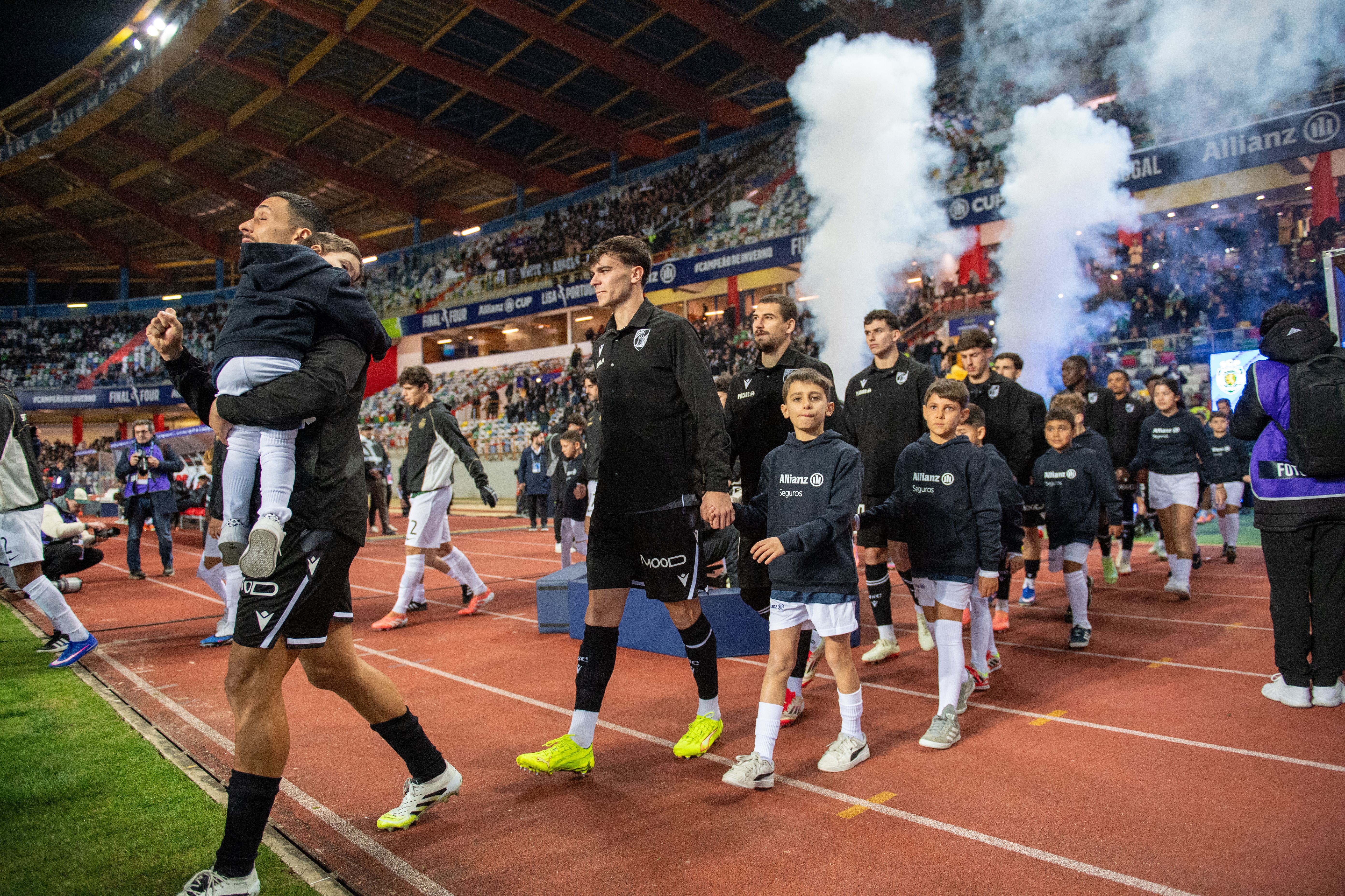 Crianças acompanham Sporting CP e Vitória SC na entrada em campo