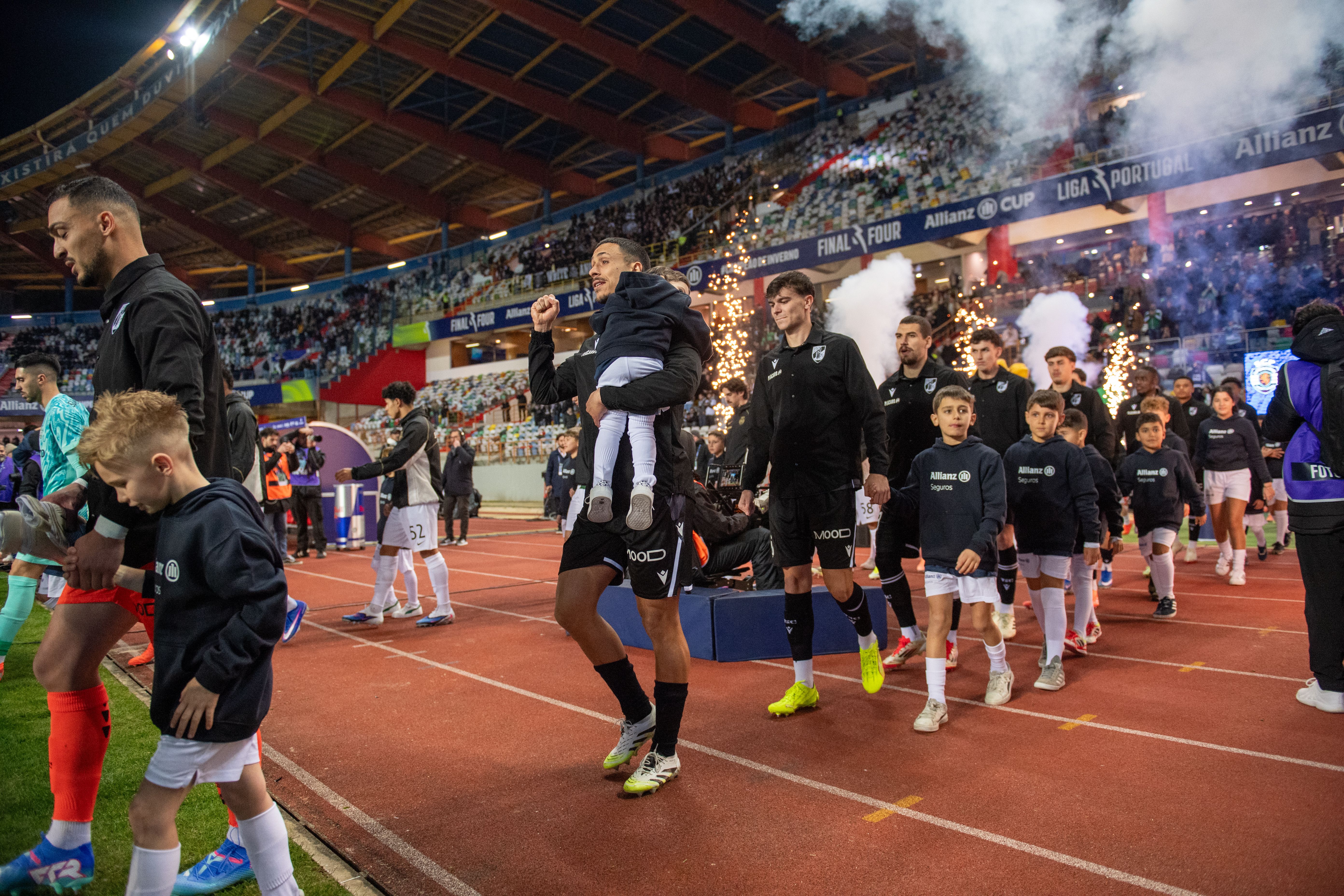Crianças acompanham Sporting CP e Vitória SC na entrada em campo