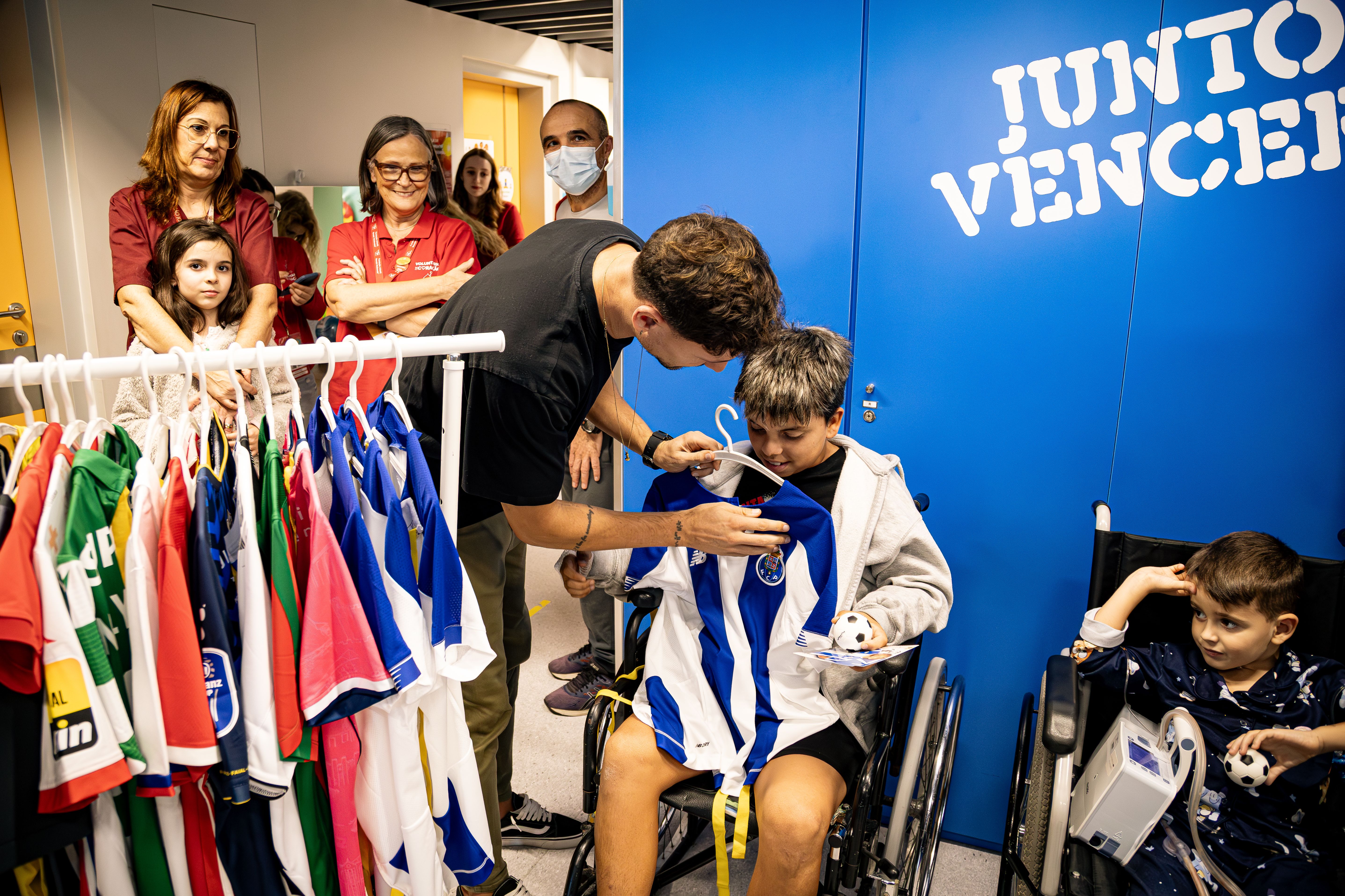 Cláudio Ramos e William Gomes levaram sorrisos ao Hospital de S. João