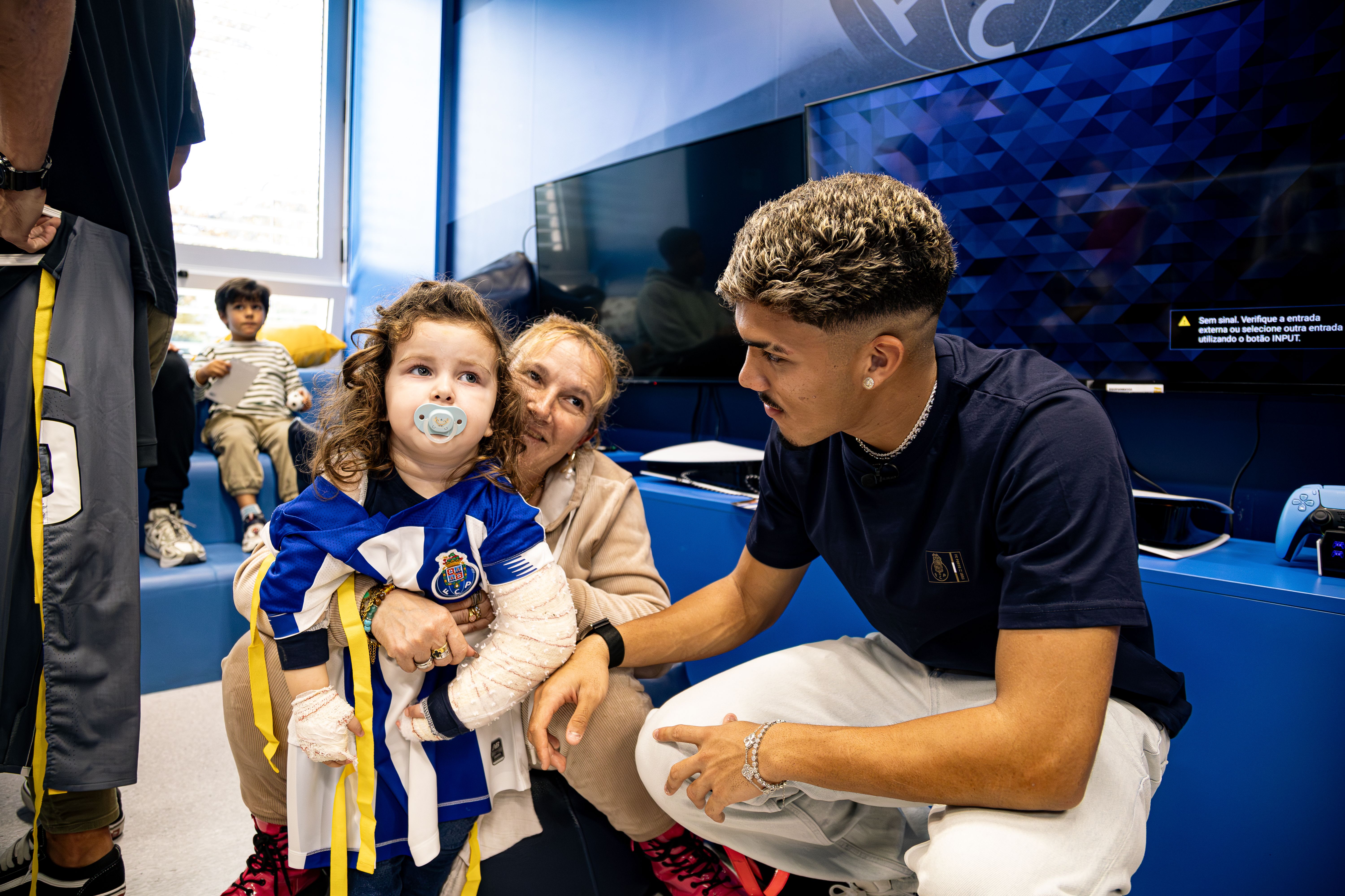 Cláudio Ramos e William Gomes levaram sorrisos ao Hospital de S. João
