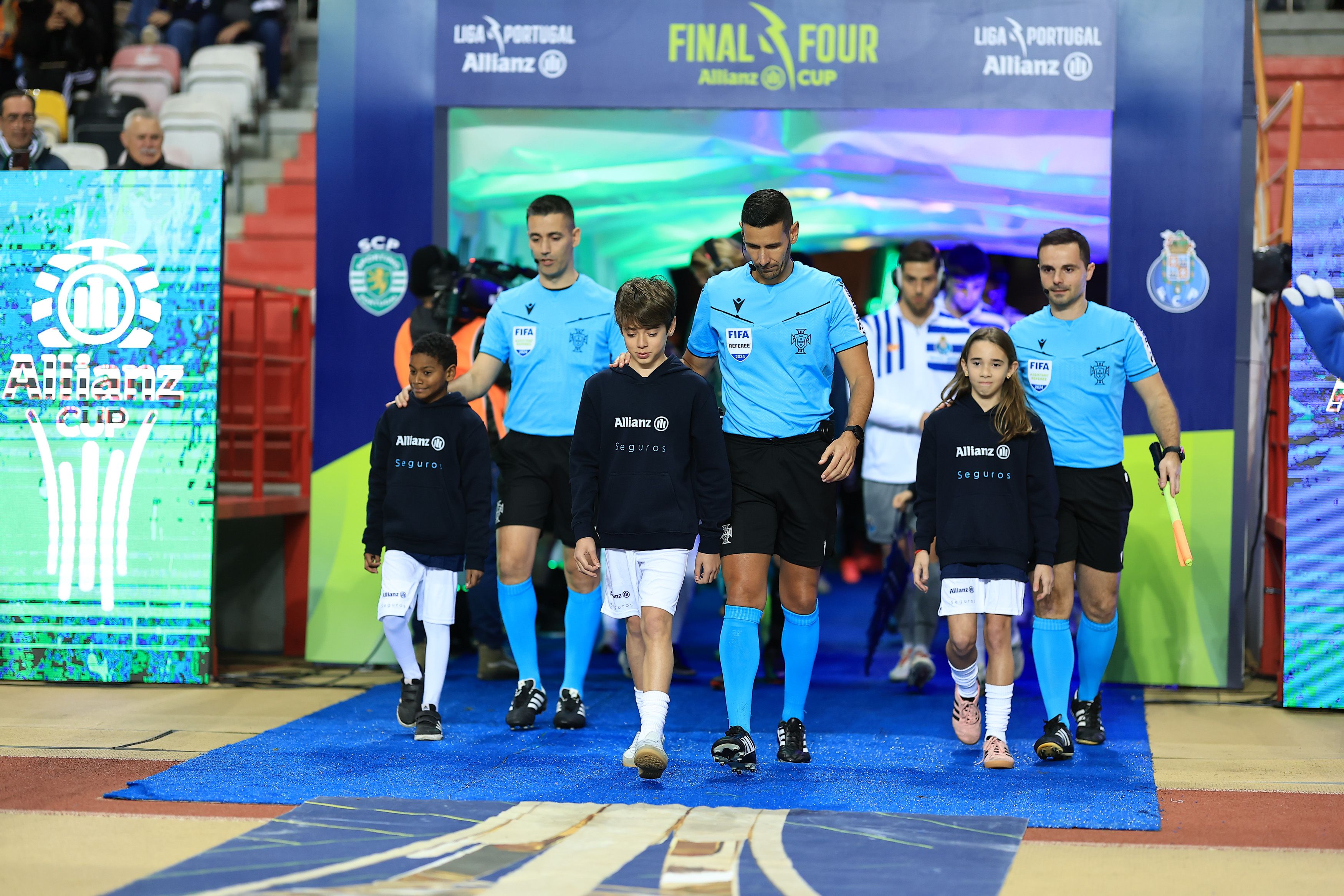 Crianças com autismo acompanham Sporting CP e FC Porto na entrada em campo