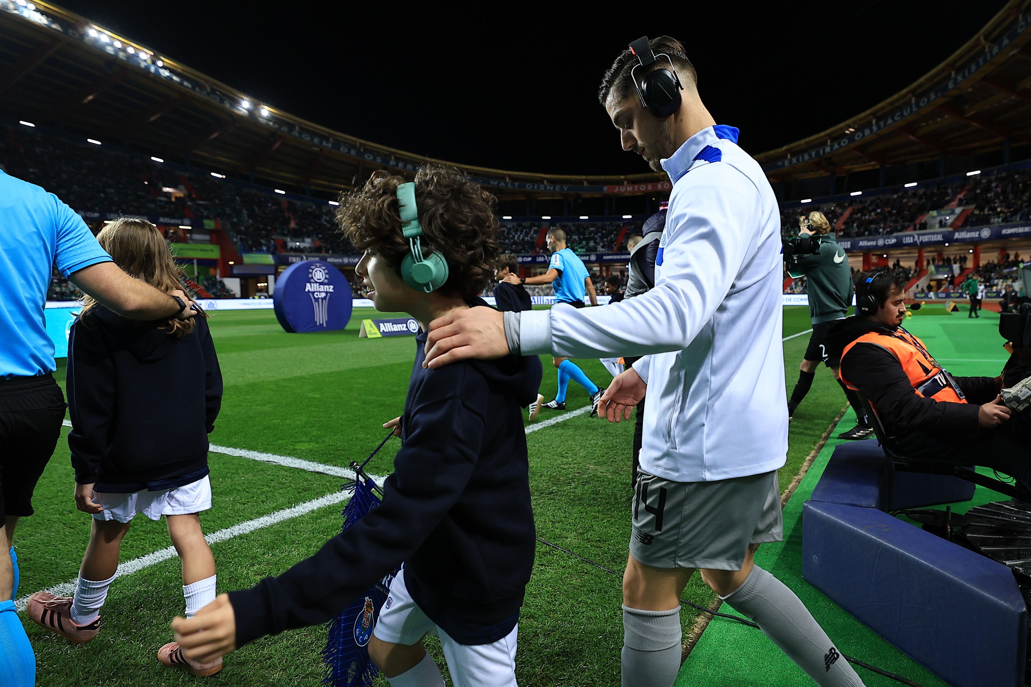 Crianças com autismo acompanham Sporting CP e FC Porto na entrada em campo