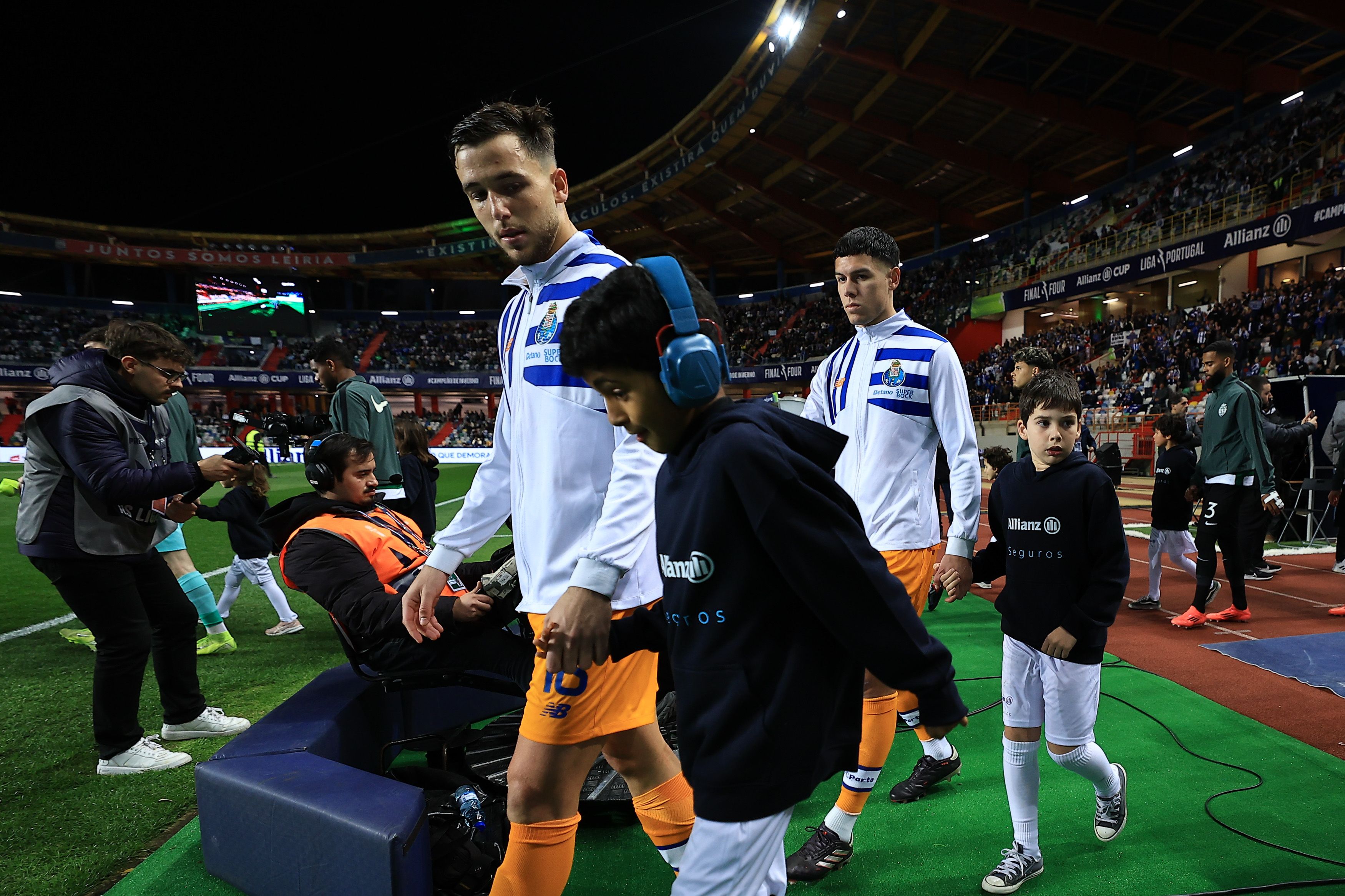 Crianças com autismo acompanham Sporting CP e FC Porto na entrada em campo