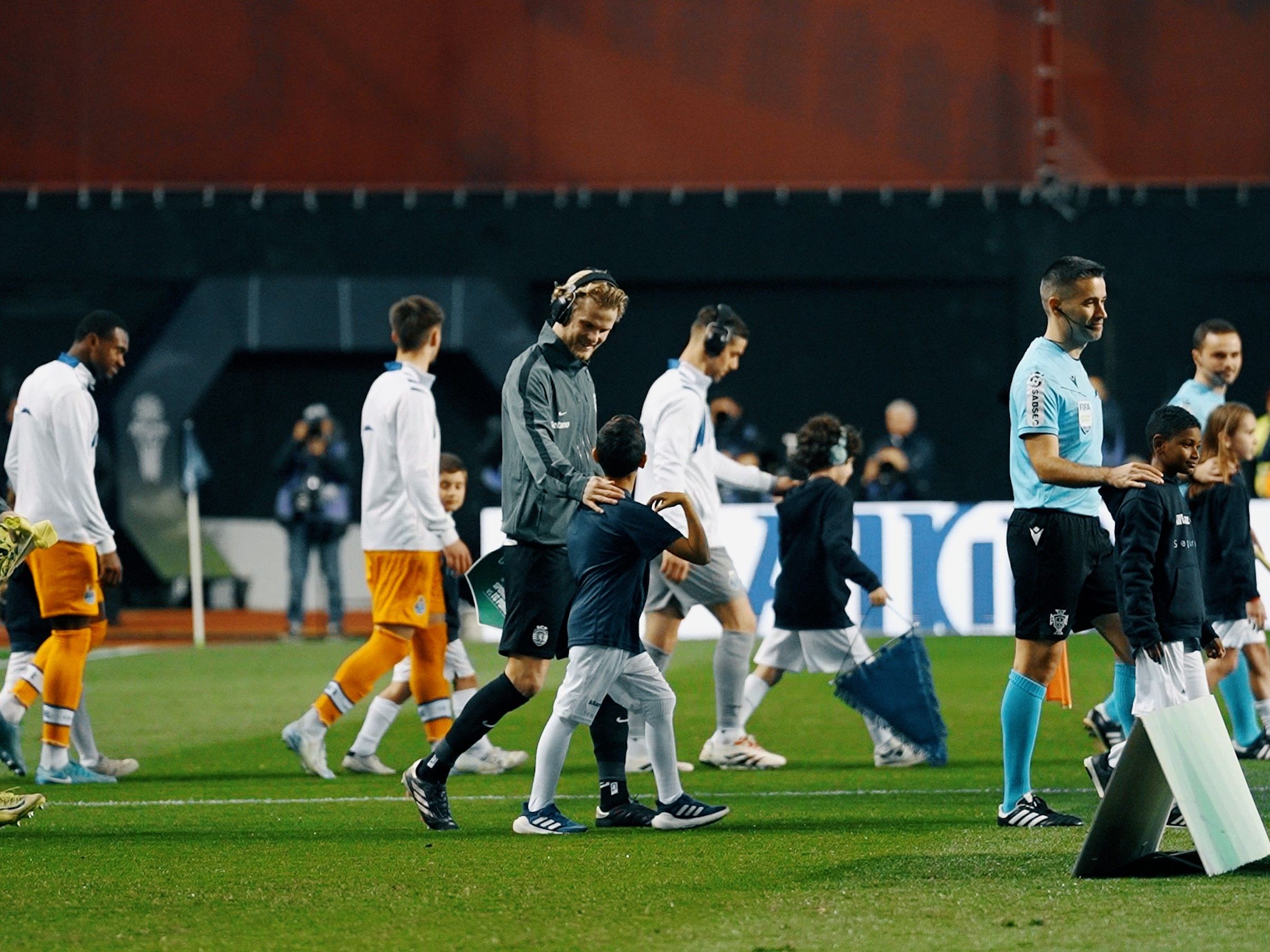 Crianças com autismo acompanham Sporting CP e FC Porto na entrada em campo