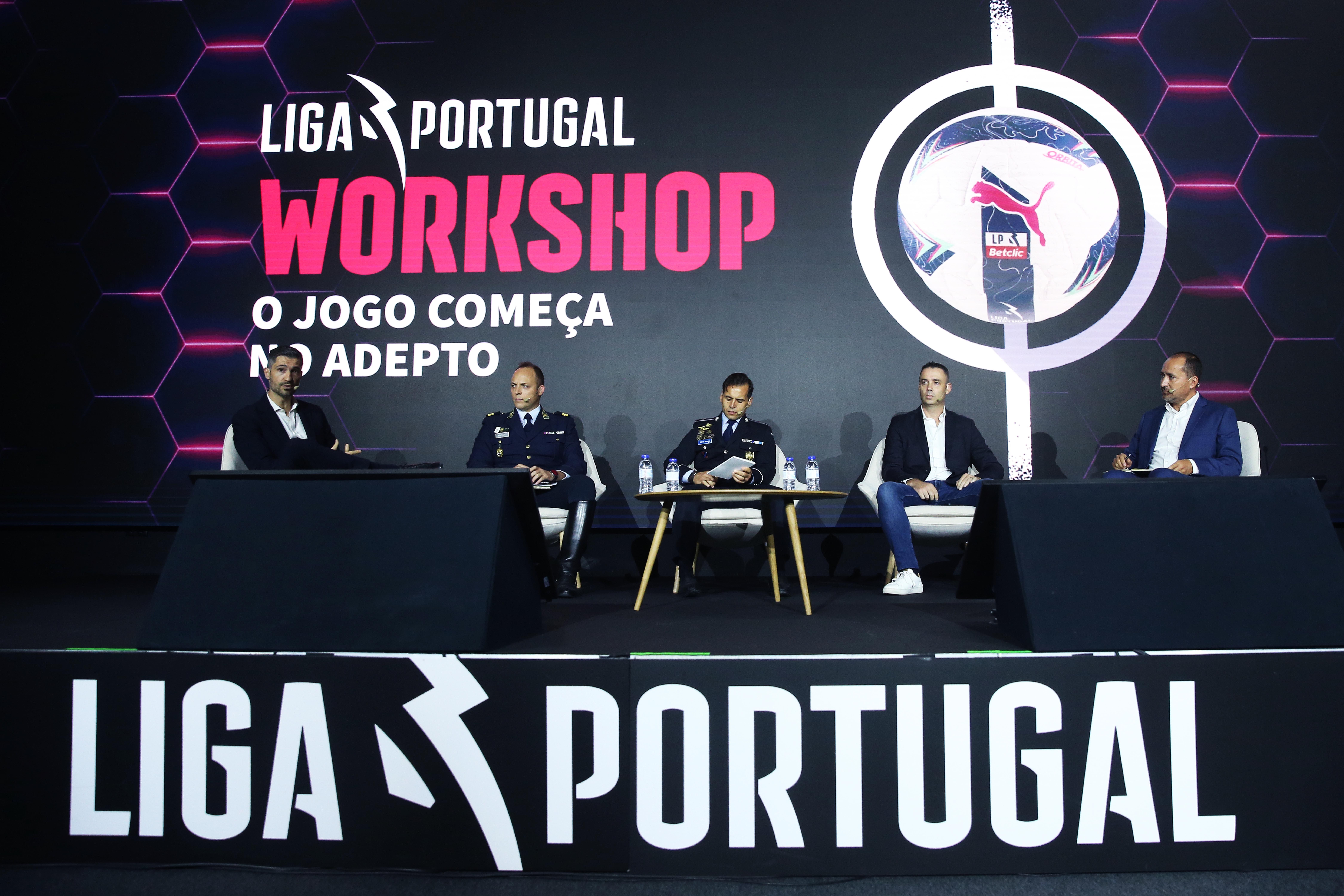 Ponentes participando en el panel de discusión