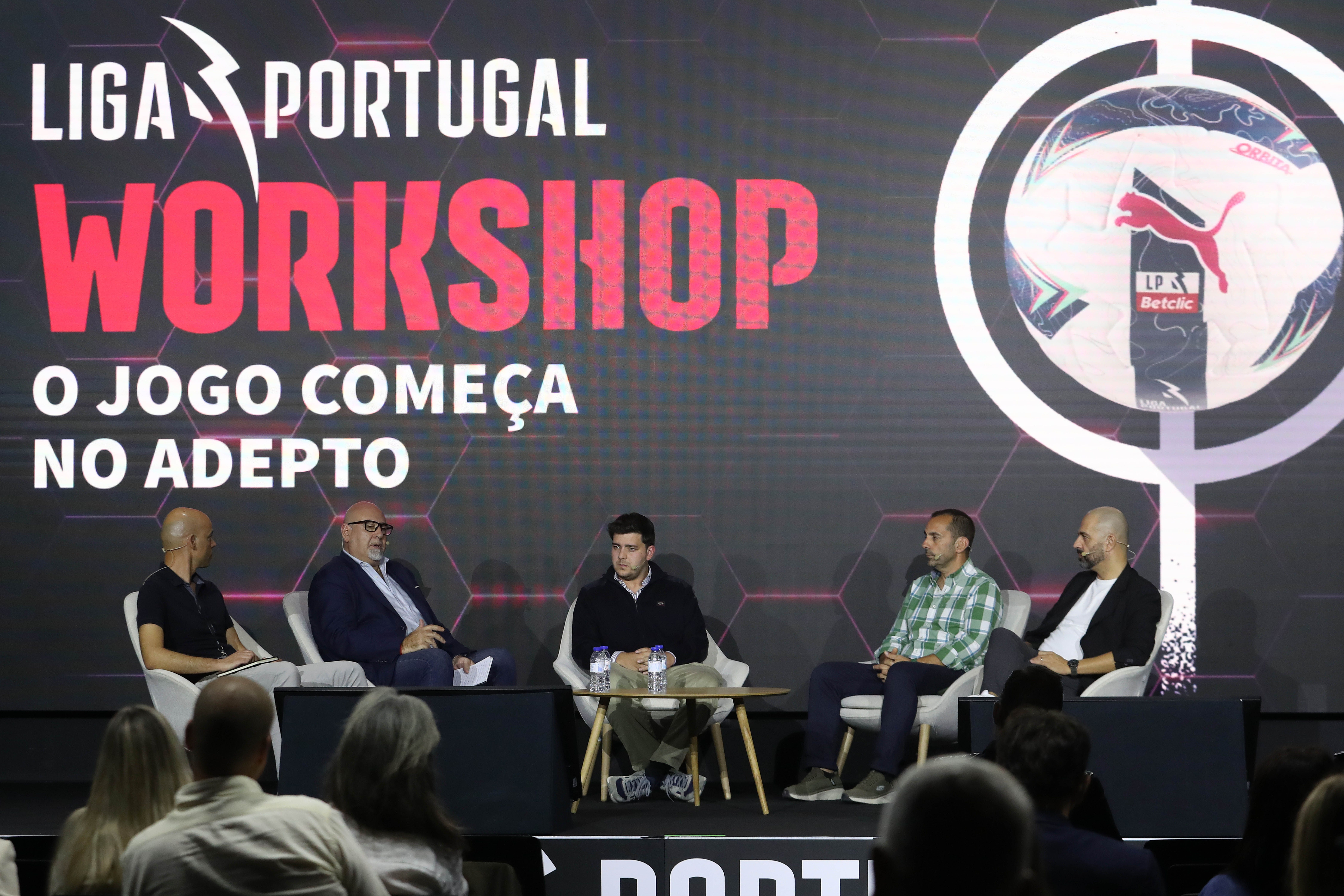 Asistentes del seminario prestando atención