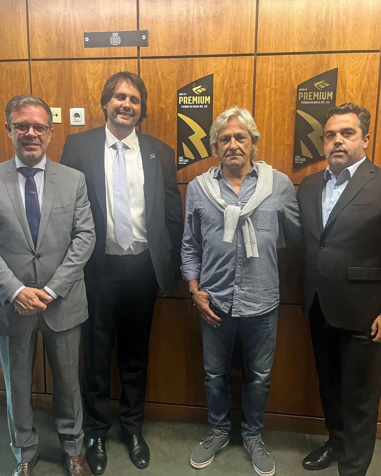 Liga Portugal entrega placas de certificação de estádios
