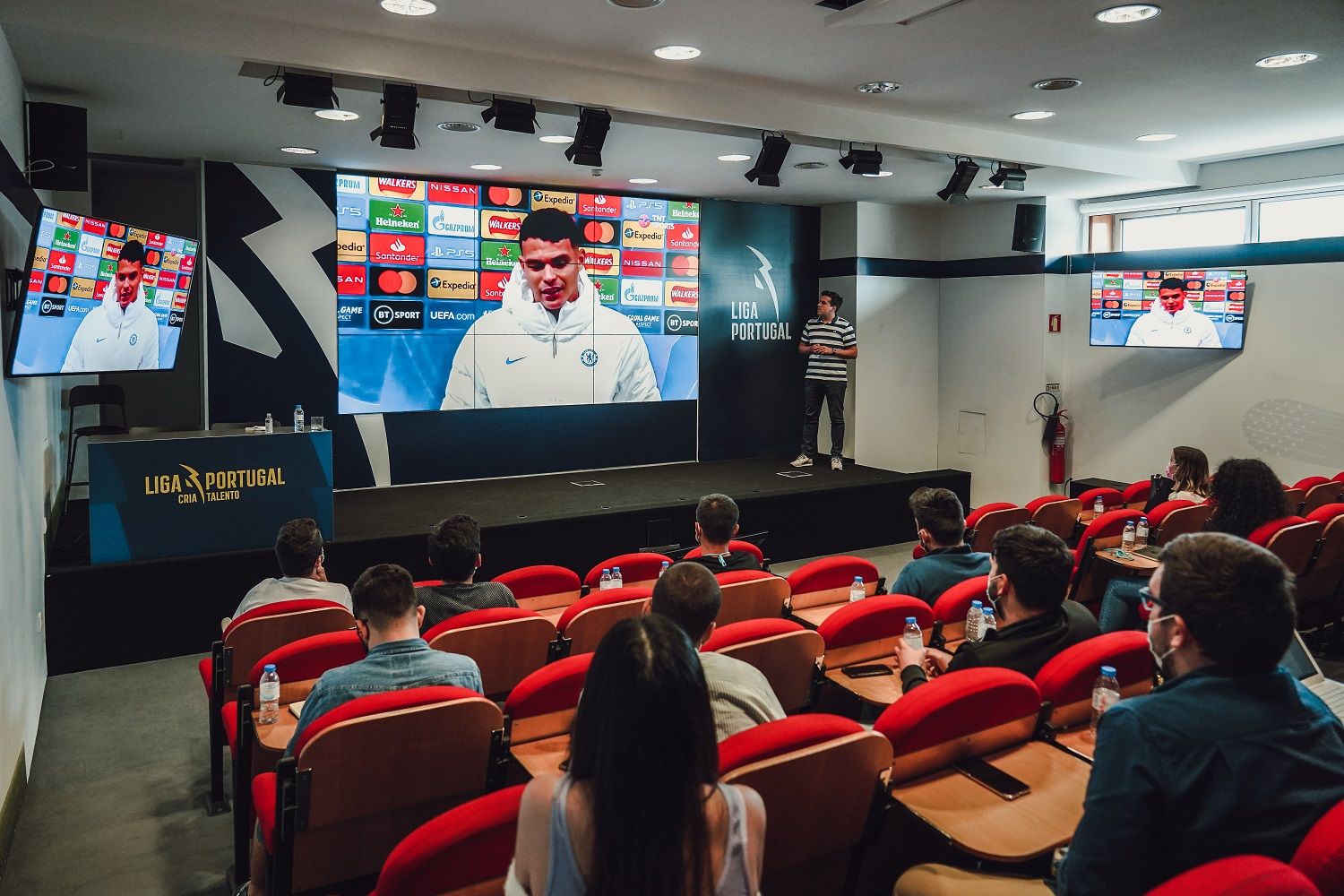 Comunicação no Futebol Profissional" aborda o comentário desportivo