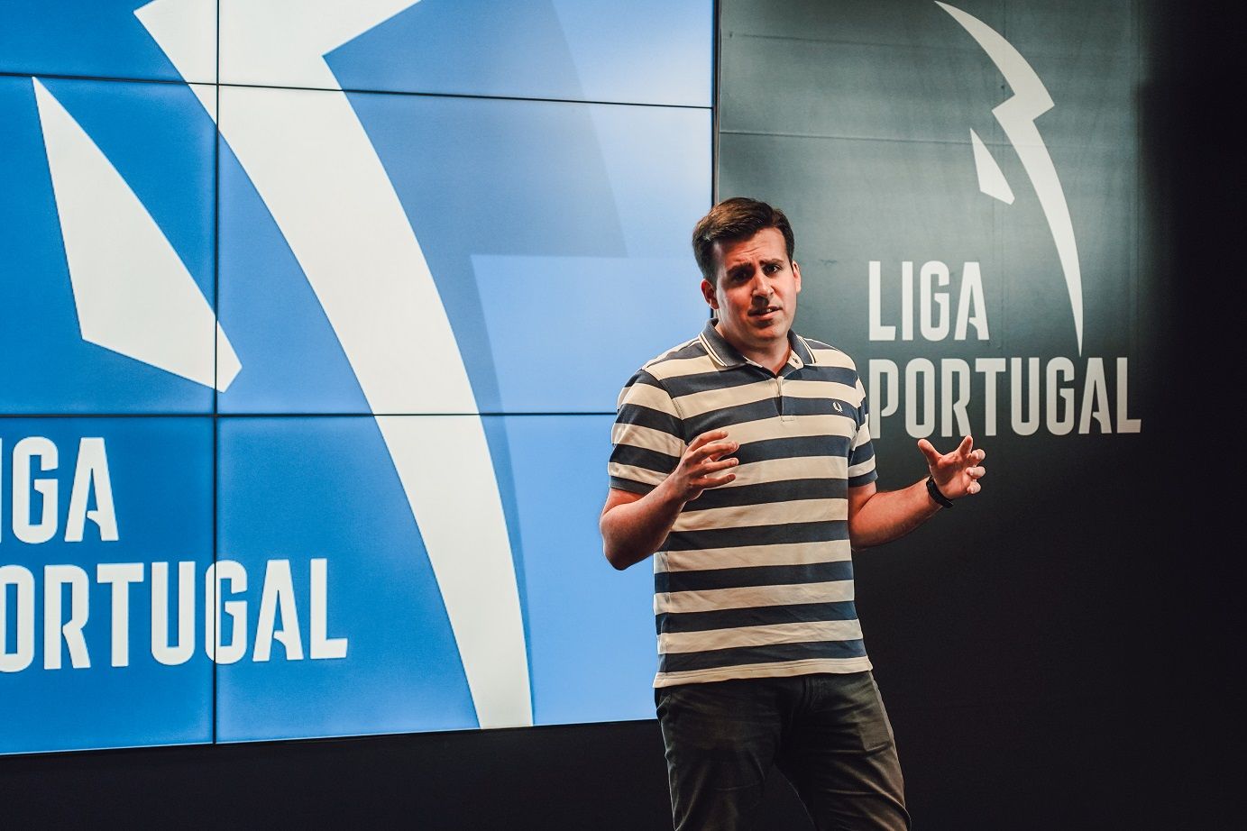 Comunicação no Futebol Profissional" aborda o comentário desportivo