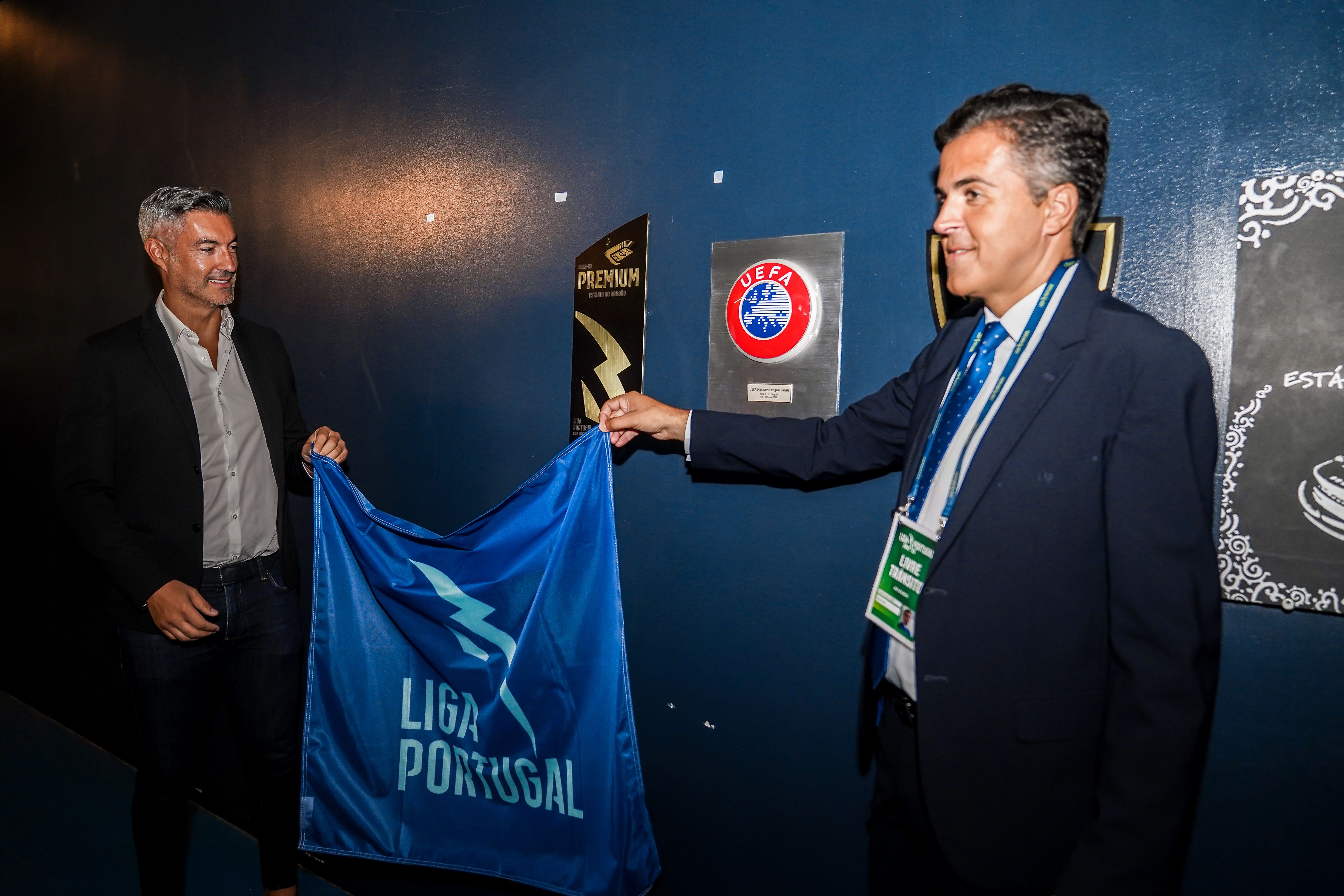 Liga Portugal entrega placas de certificação de estádios