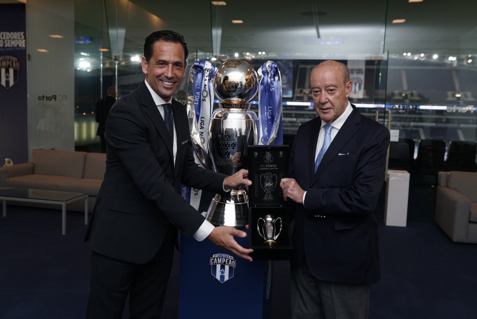 Pedro Proença entrega mini taças da Liga NOS a Pinto da Costa e Miguel Almeida