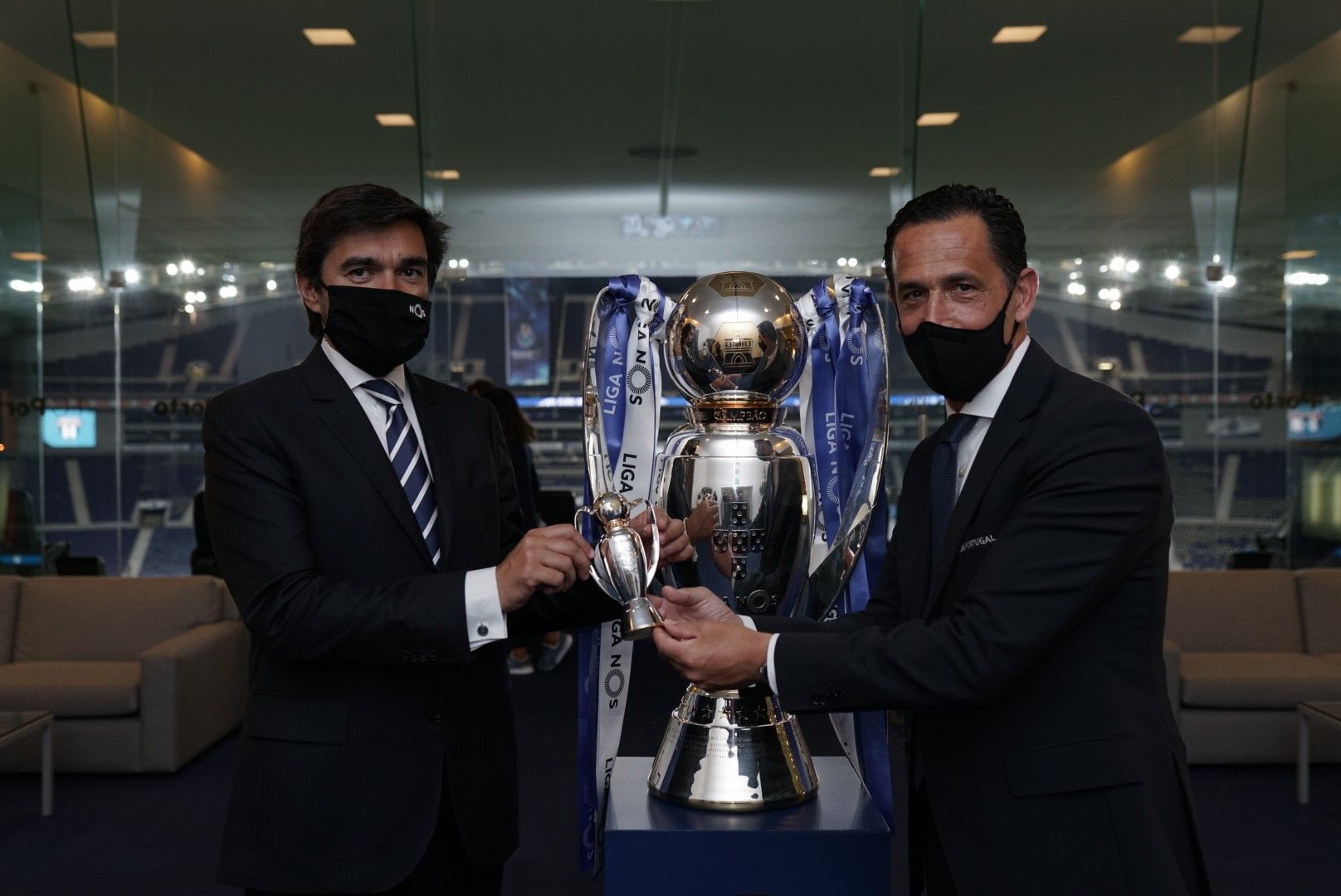 Pedro Proença entrega mini taças da Liga NOS a Pinto da Costa e Miguel Almeida