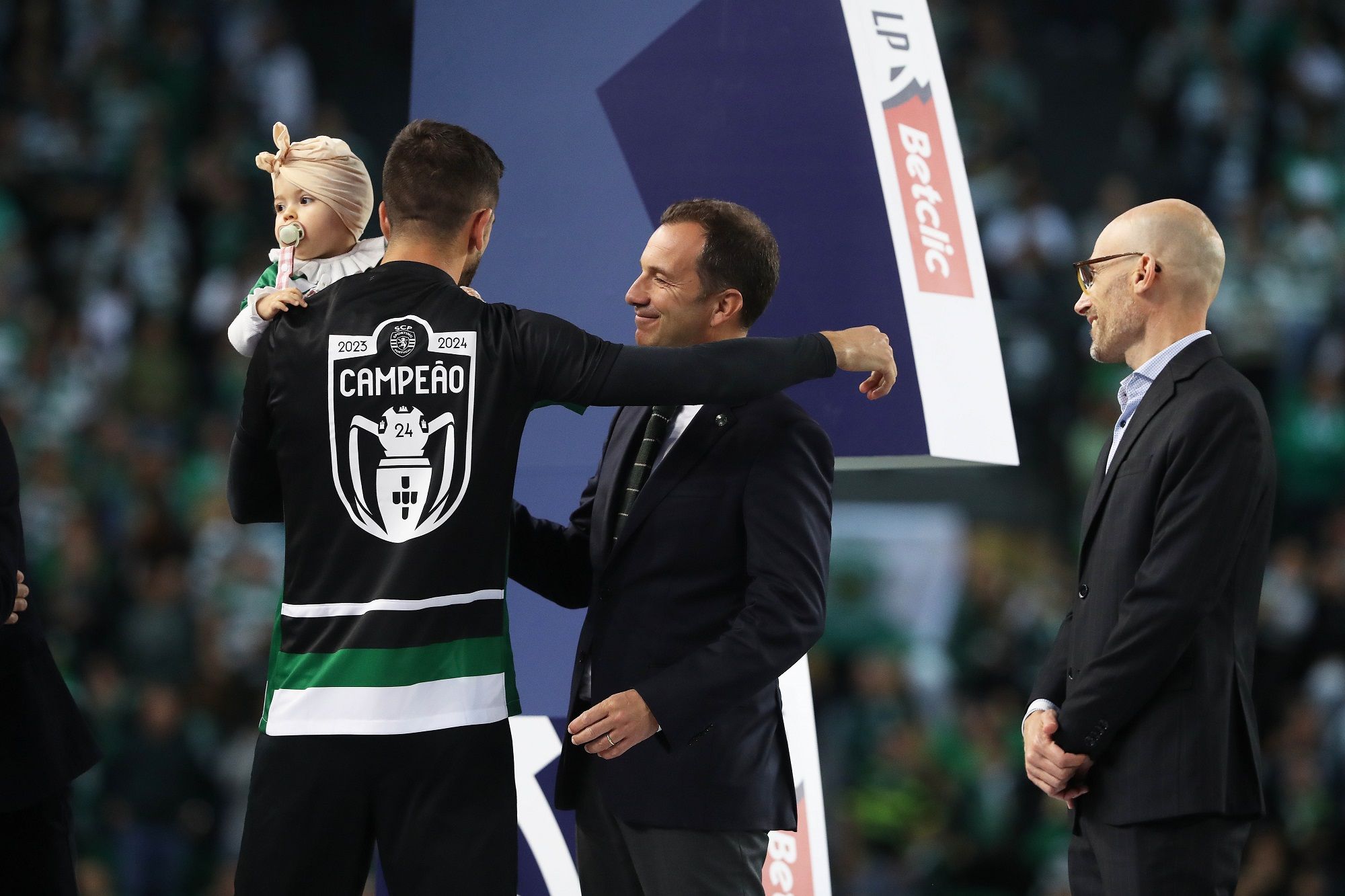 Pedro Proença entregou o troféu da Liga Portugal Betclic ao Sporting CP